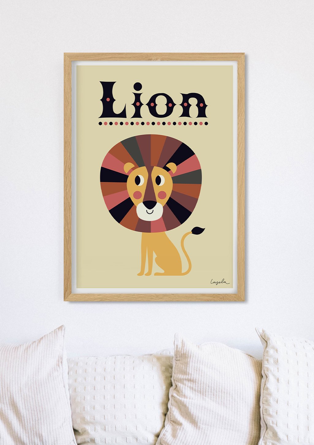 Lion stylisé, couleurs vives, couronne, mur beige, cadre en bois