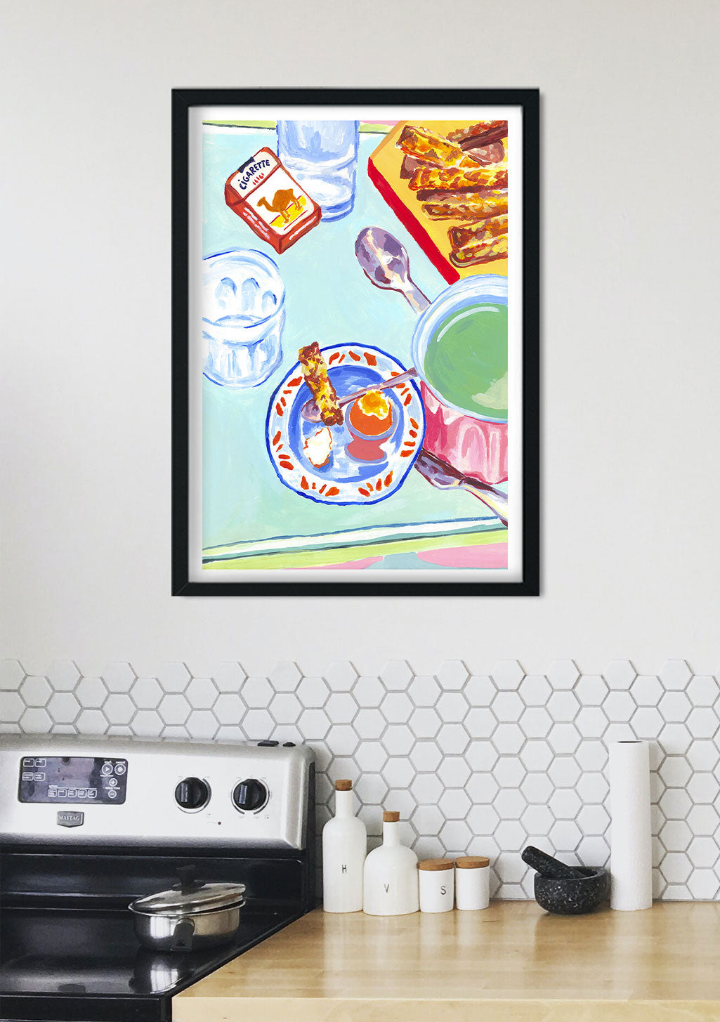 Tableau de nourriture colorée, œufs, bacon, verre, boîte de céréales