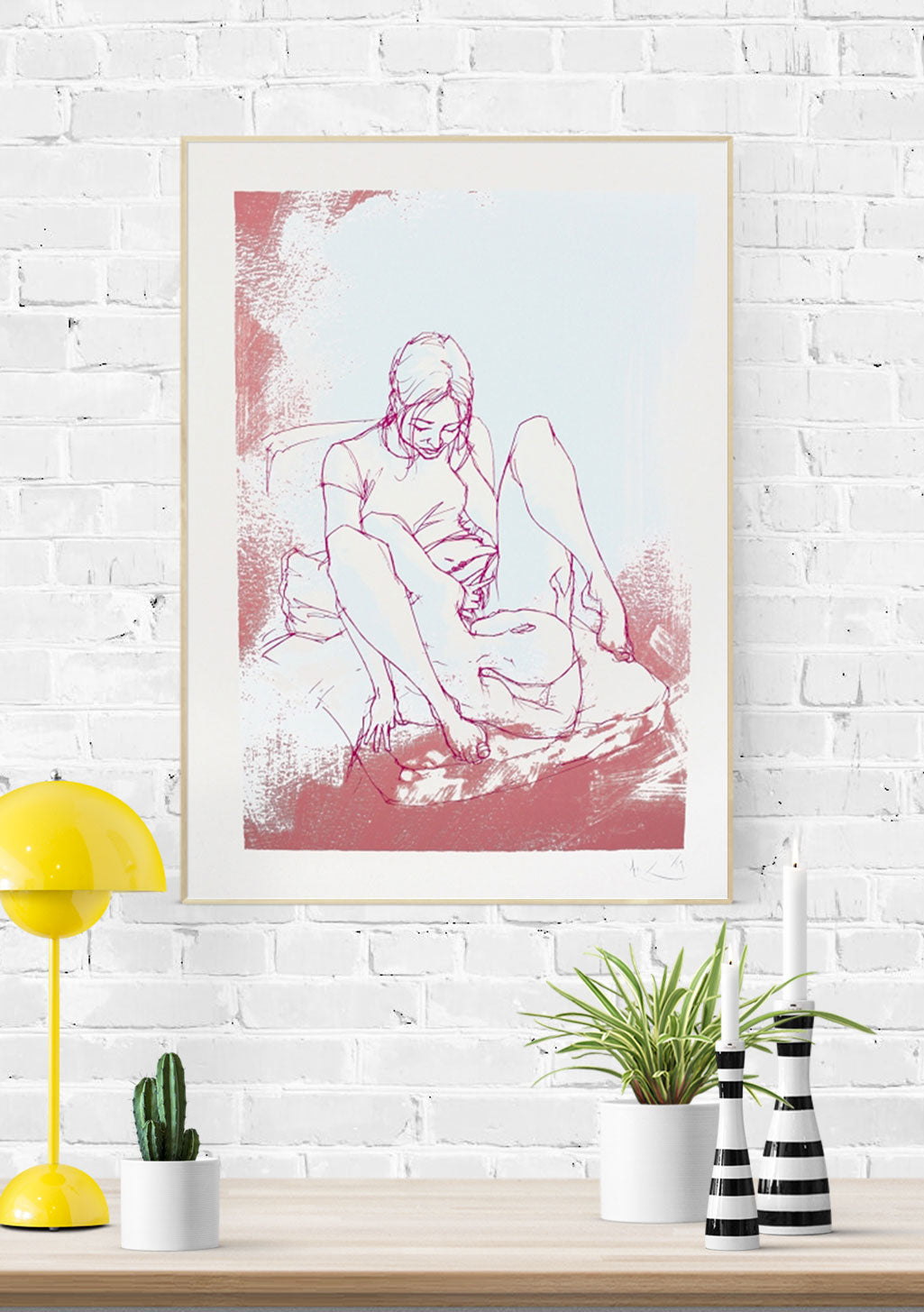 Femme nue assise, art minimaliste, couleurs rose et bleu, mur de briques blanches