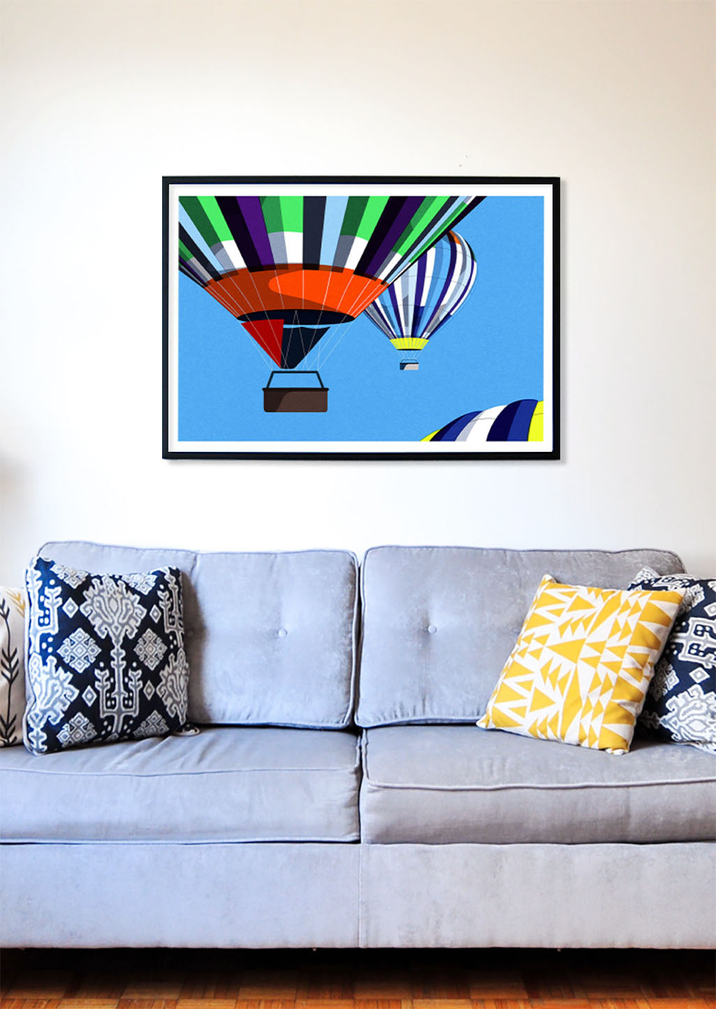 Ballons colorés, ciel bleu, panier suspendu