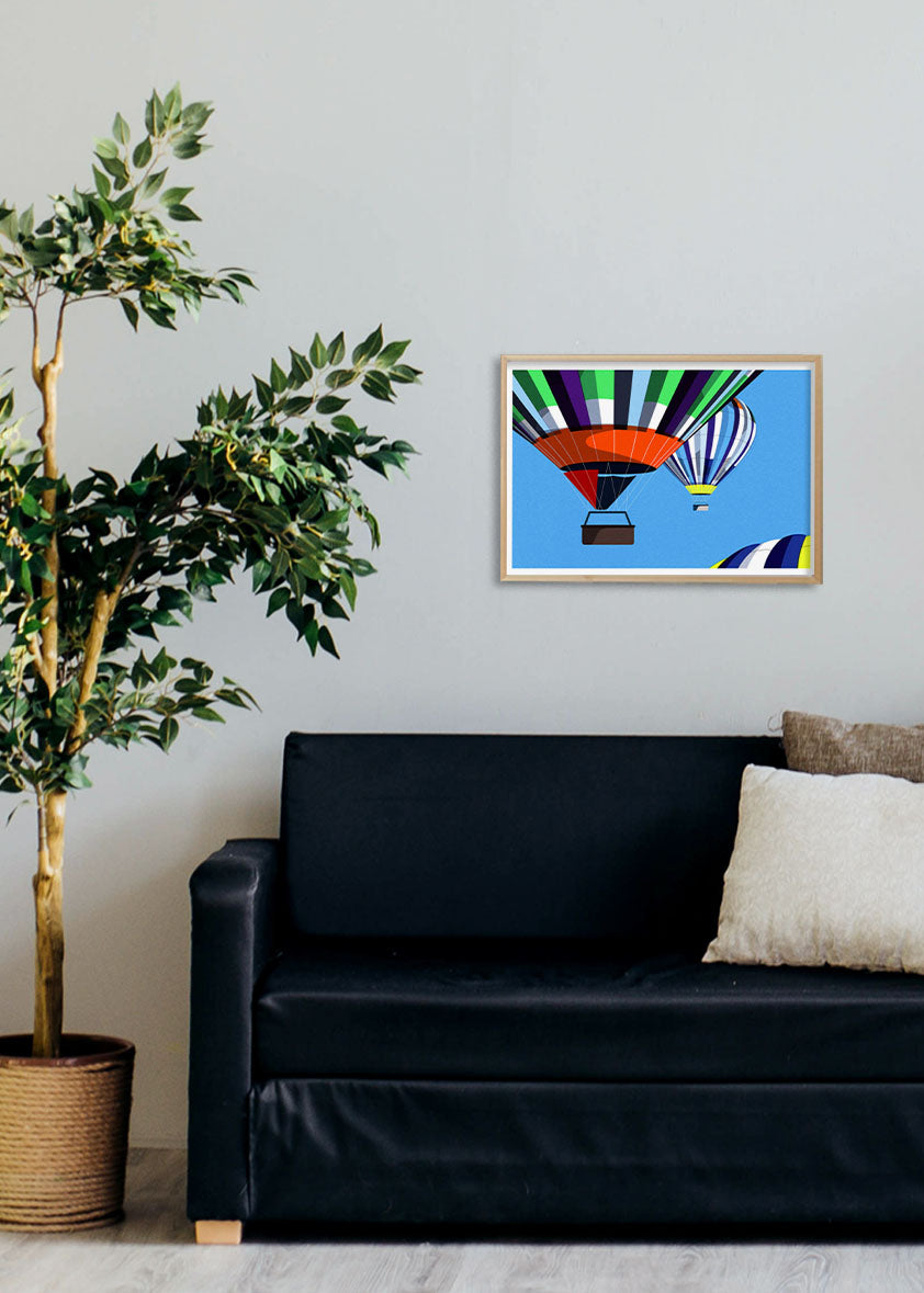 Ballons colorés, ciel bleu, cadre en bois