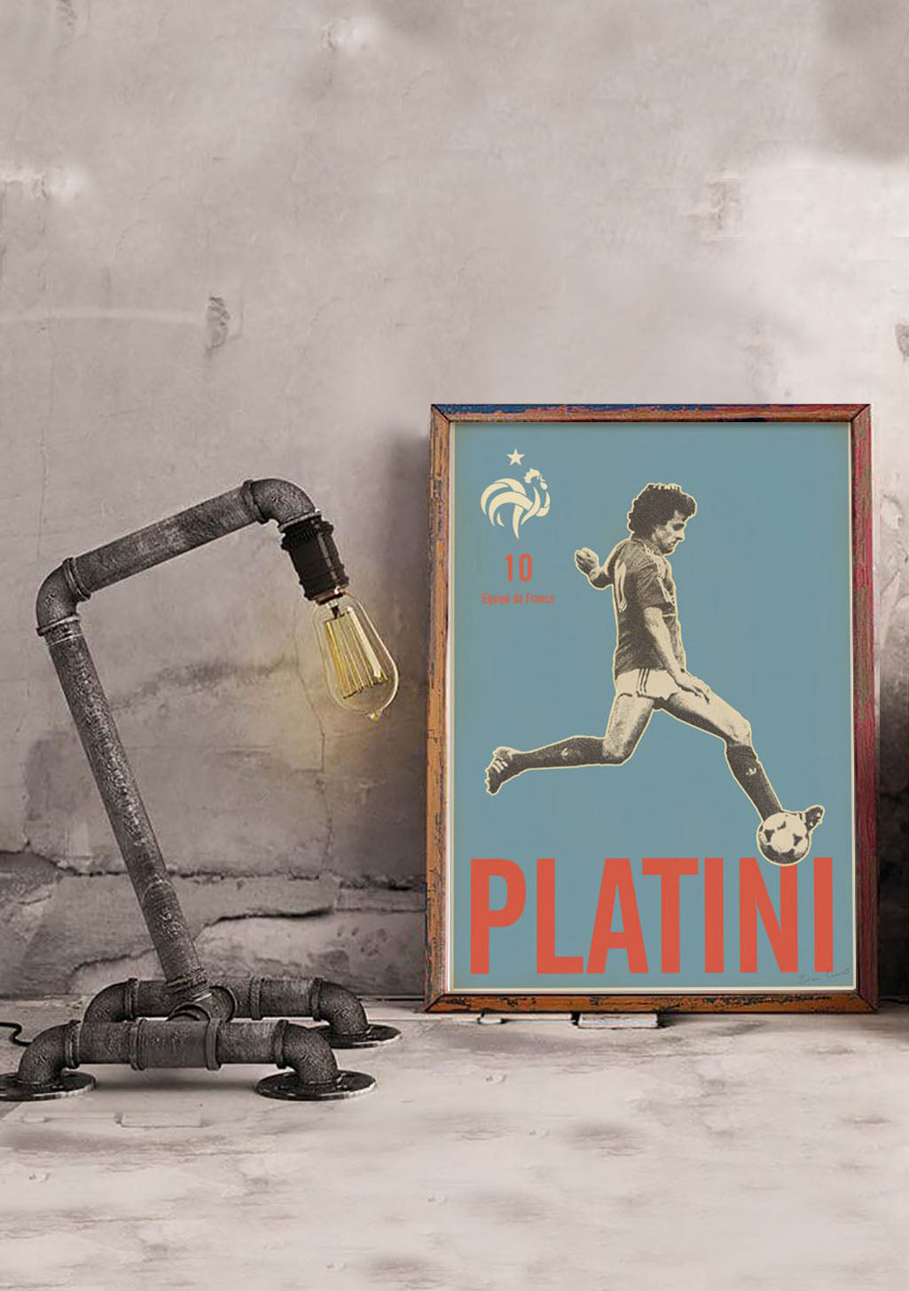 Poster de football Platini en action, cadre bleu et rouge