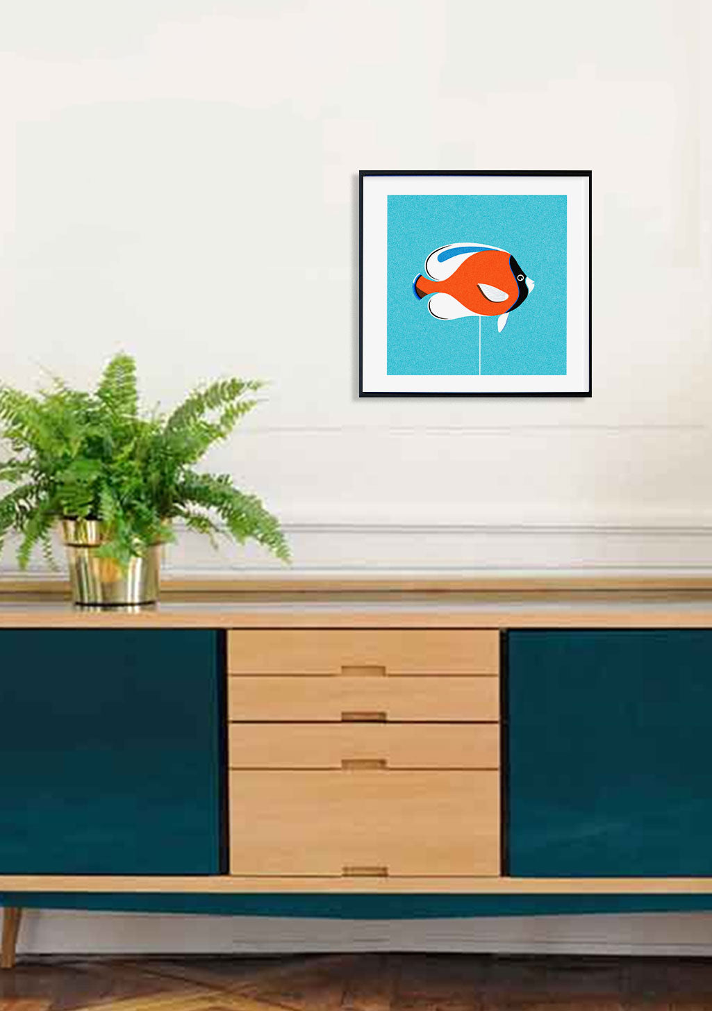 Poisson orange et bleu sur fond bleu
