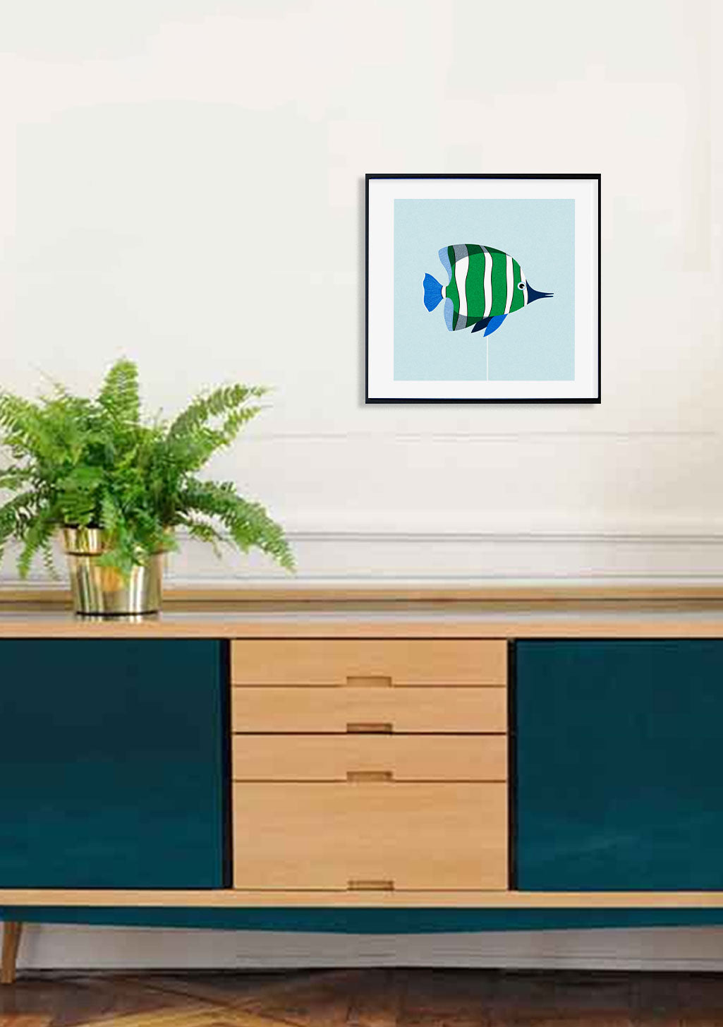 Poisson bleu et vert stylisé sur fond bleu clair