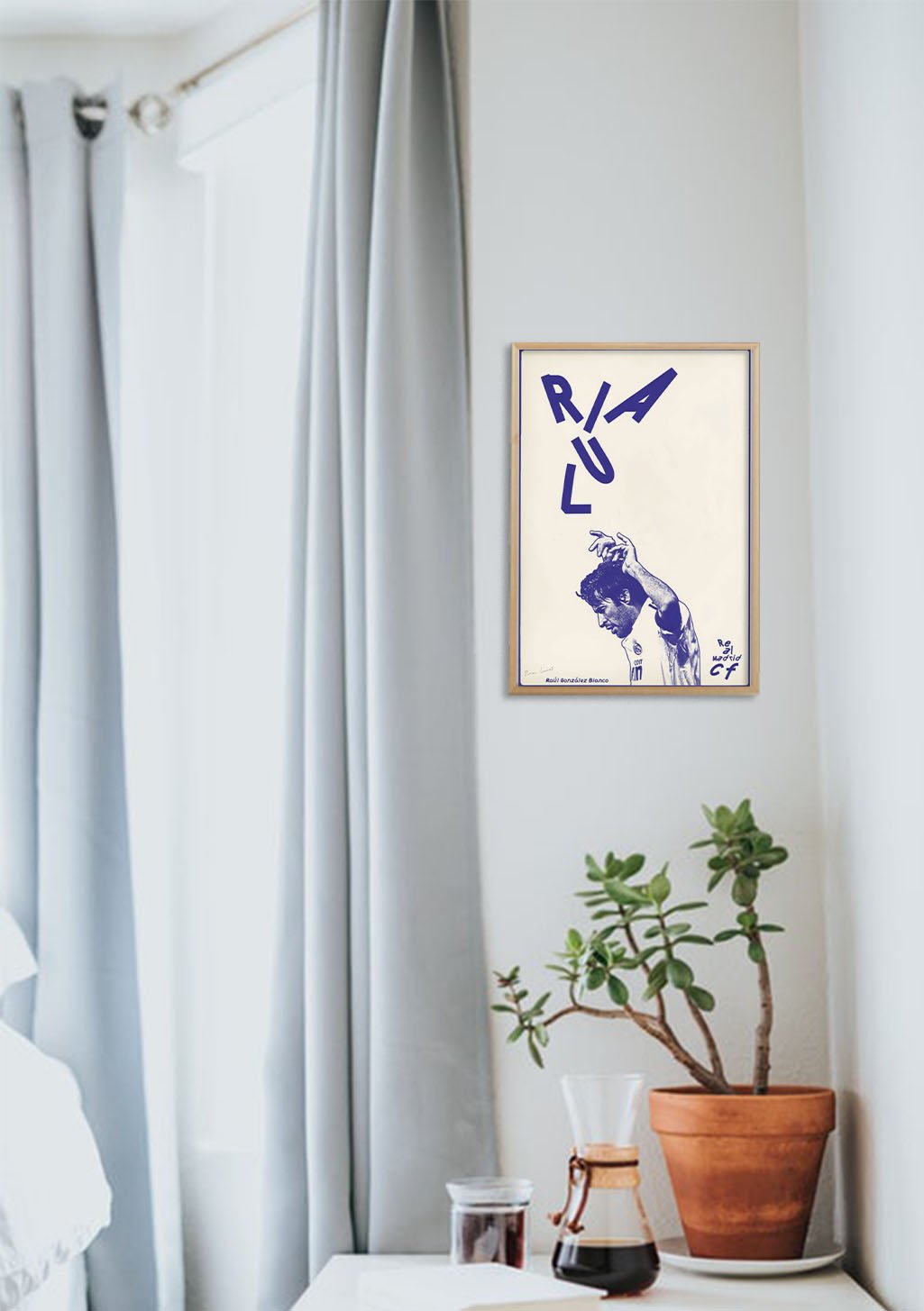 Art moderne, femme stylisée, texte violet, cadre en bois