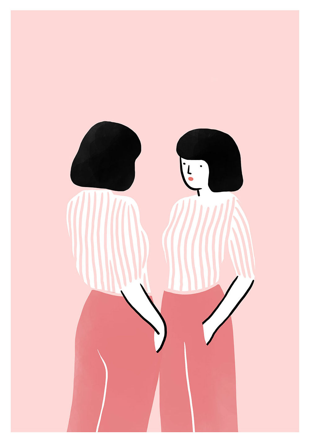 Deux femmes se tenant dos à dos, chemises rayées, pantalons roses, fond rose