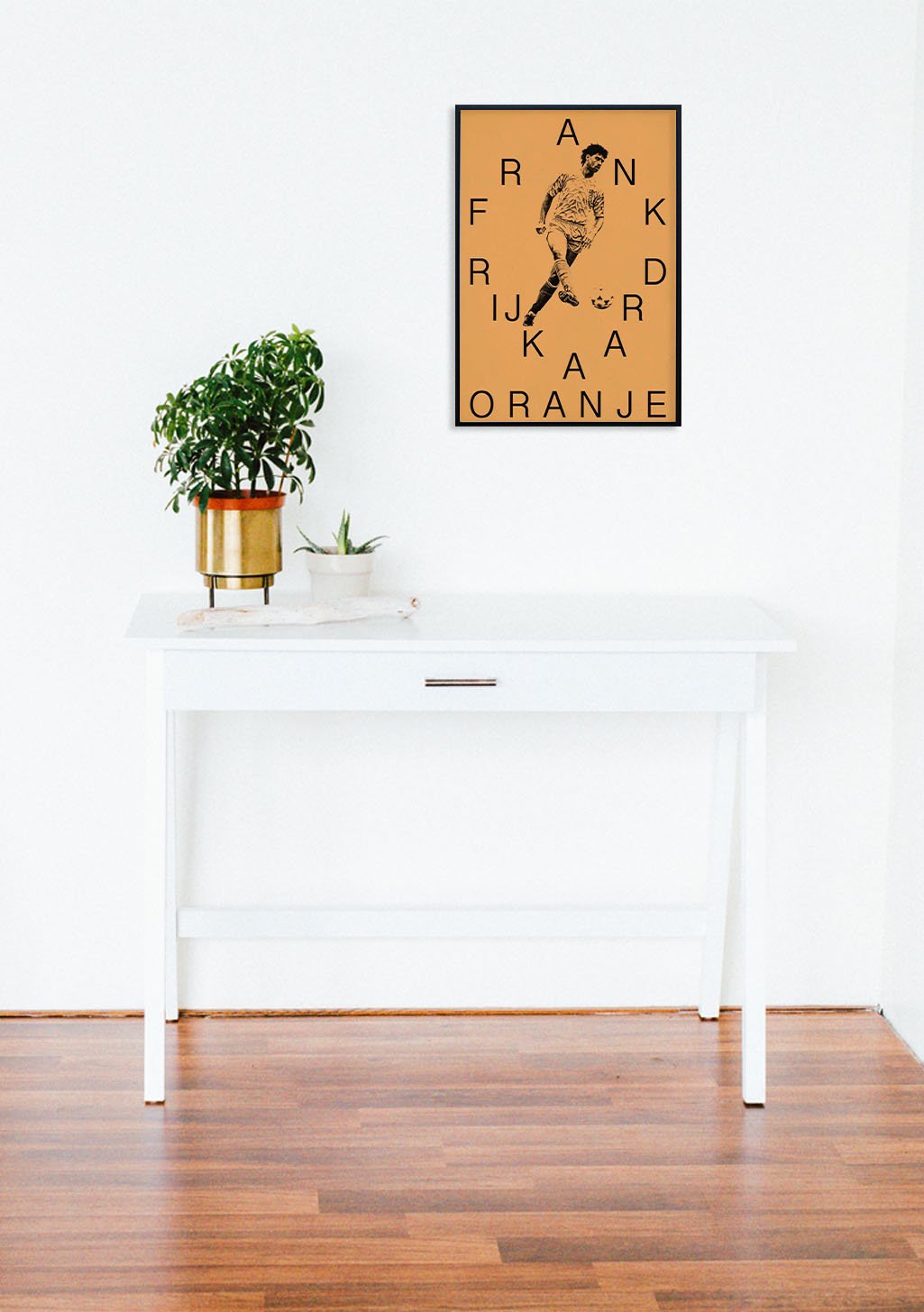 Poster orange avec alphabet stylisé et silhouette de personne