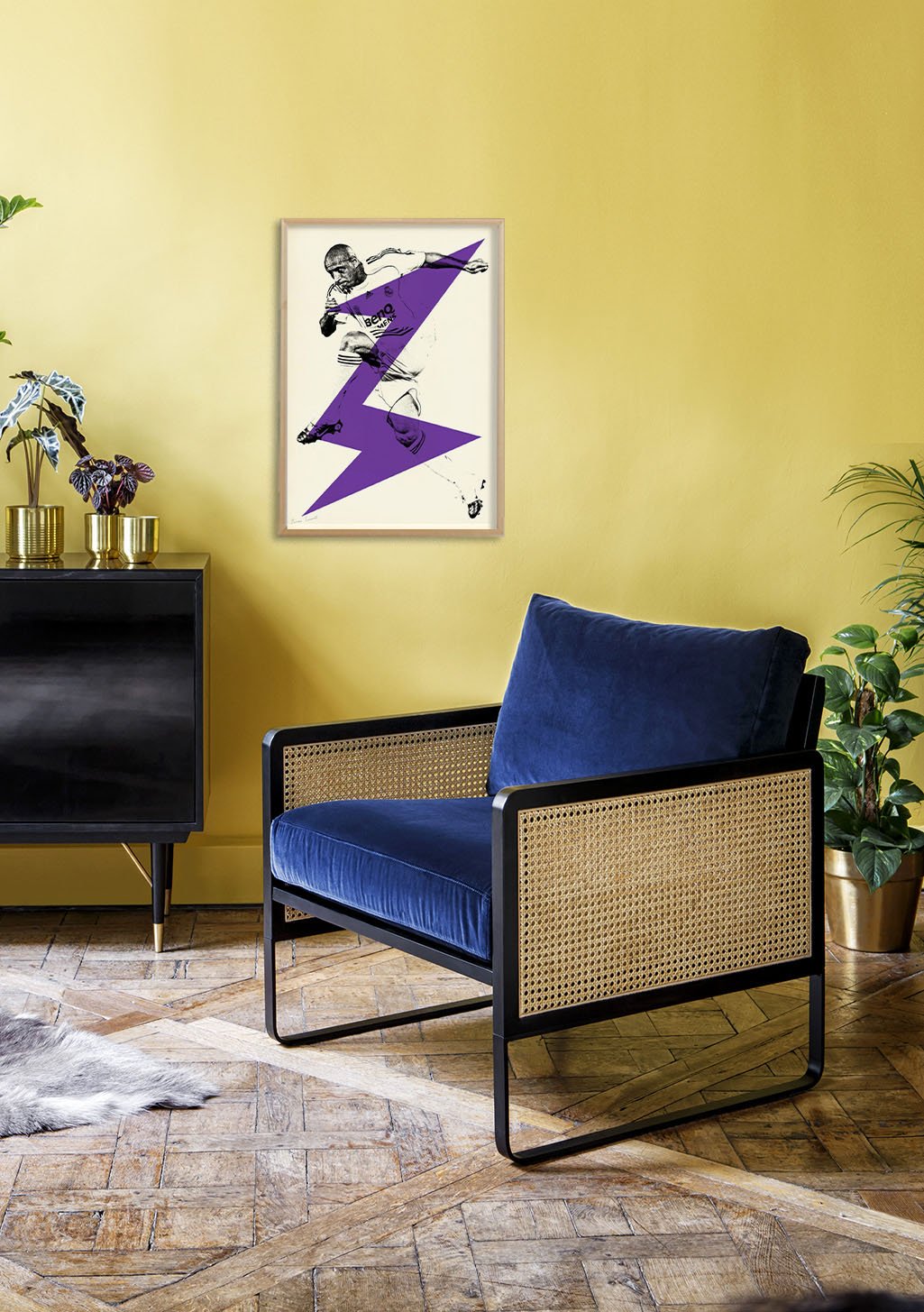Art abstrait violet et blanc avec une figure stylisée