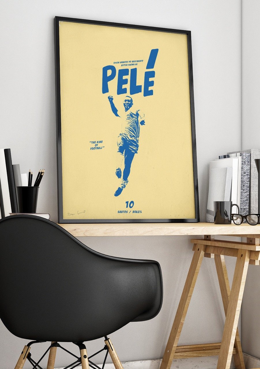 Poster jaune avec silhouette bleue de Pelé, texte "PELÉ" et "10 Santos/Brazil"