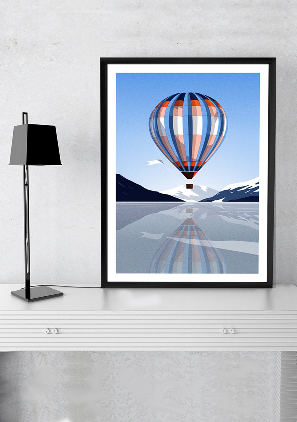 Ballon de montgolfière, paysage enneigé, ciel bleu clair