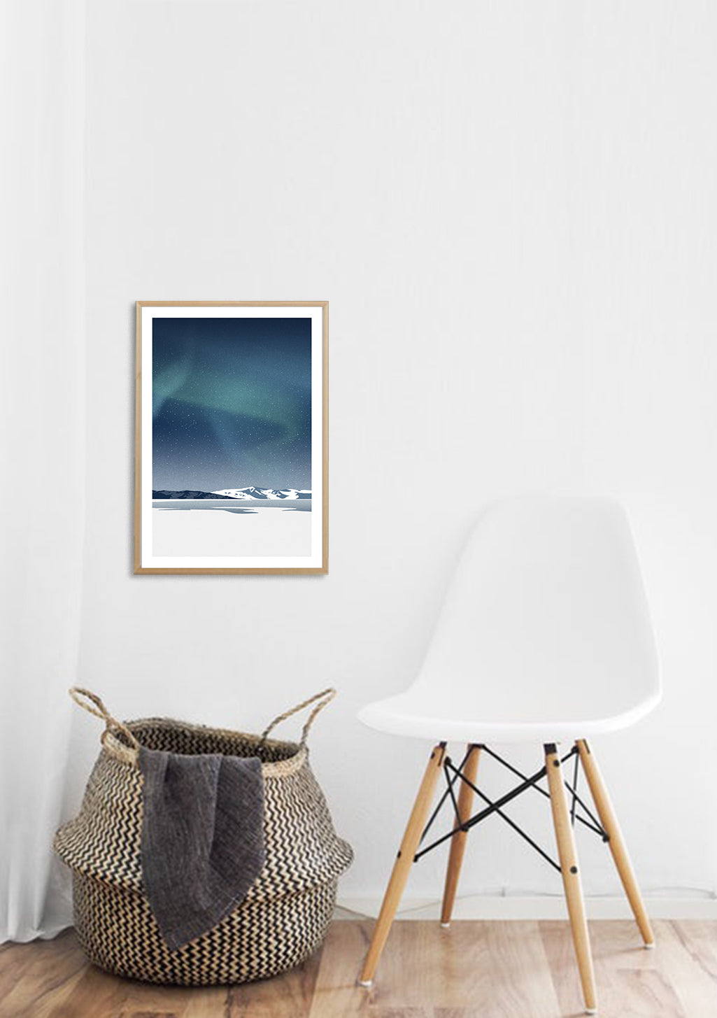 Aurore boréale, montagnes enneigées, ciel nocturne