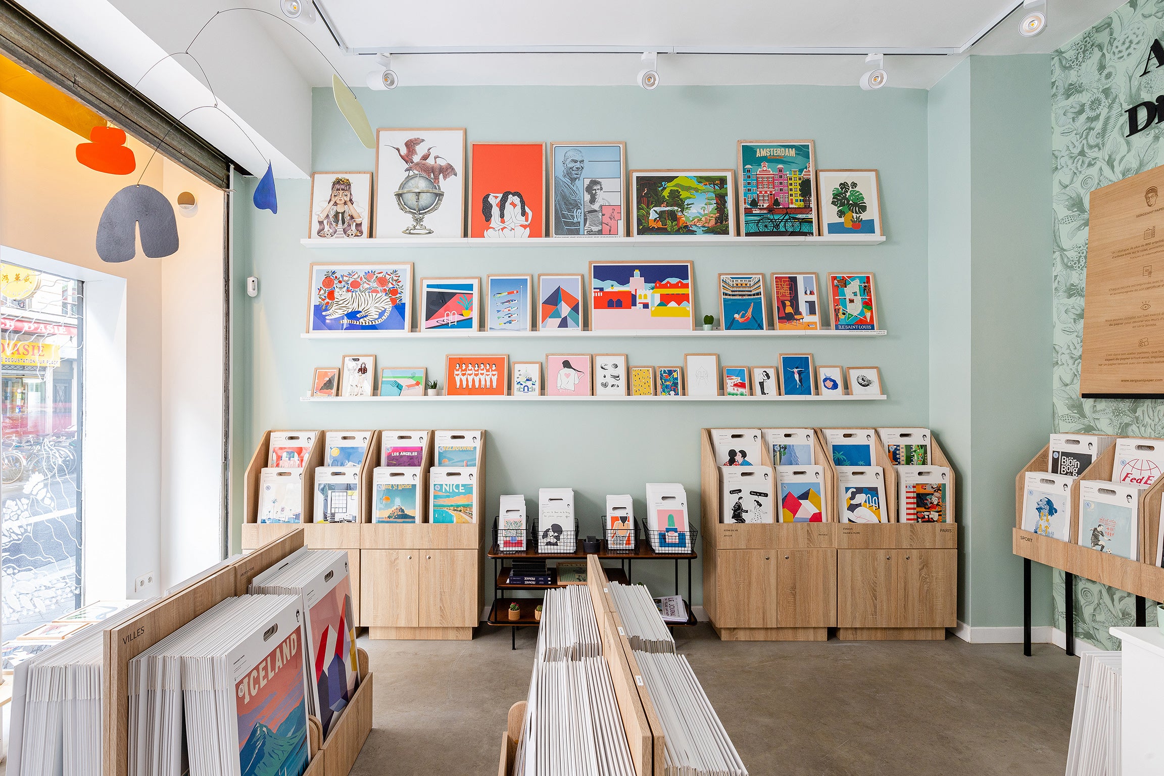 Art moderne, divers styles, couleurs vives, exposition murale