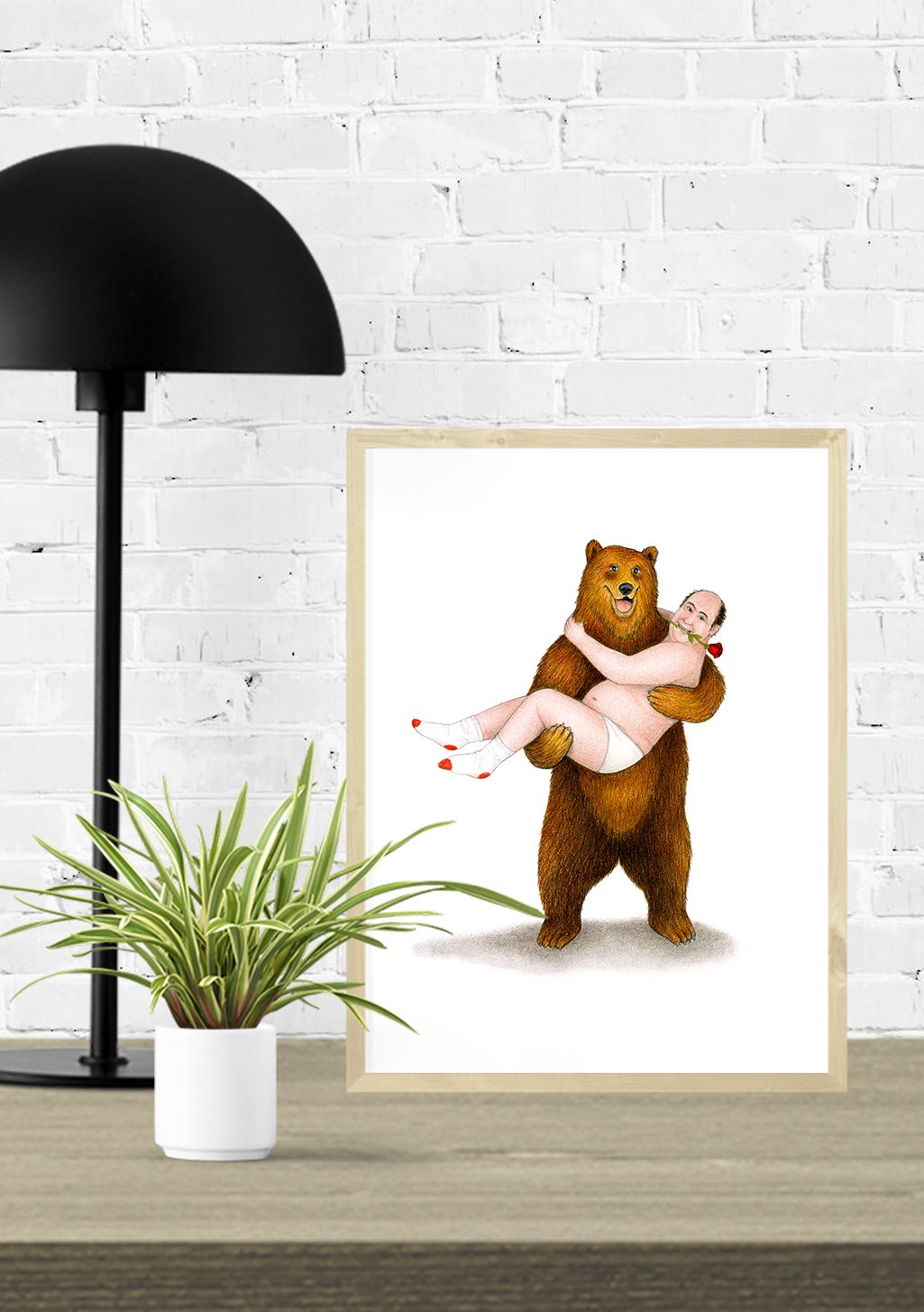 Ours tenant une femme nue, cœur, mur de briques blanches