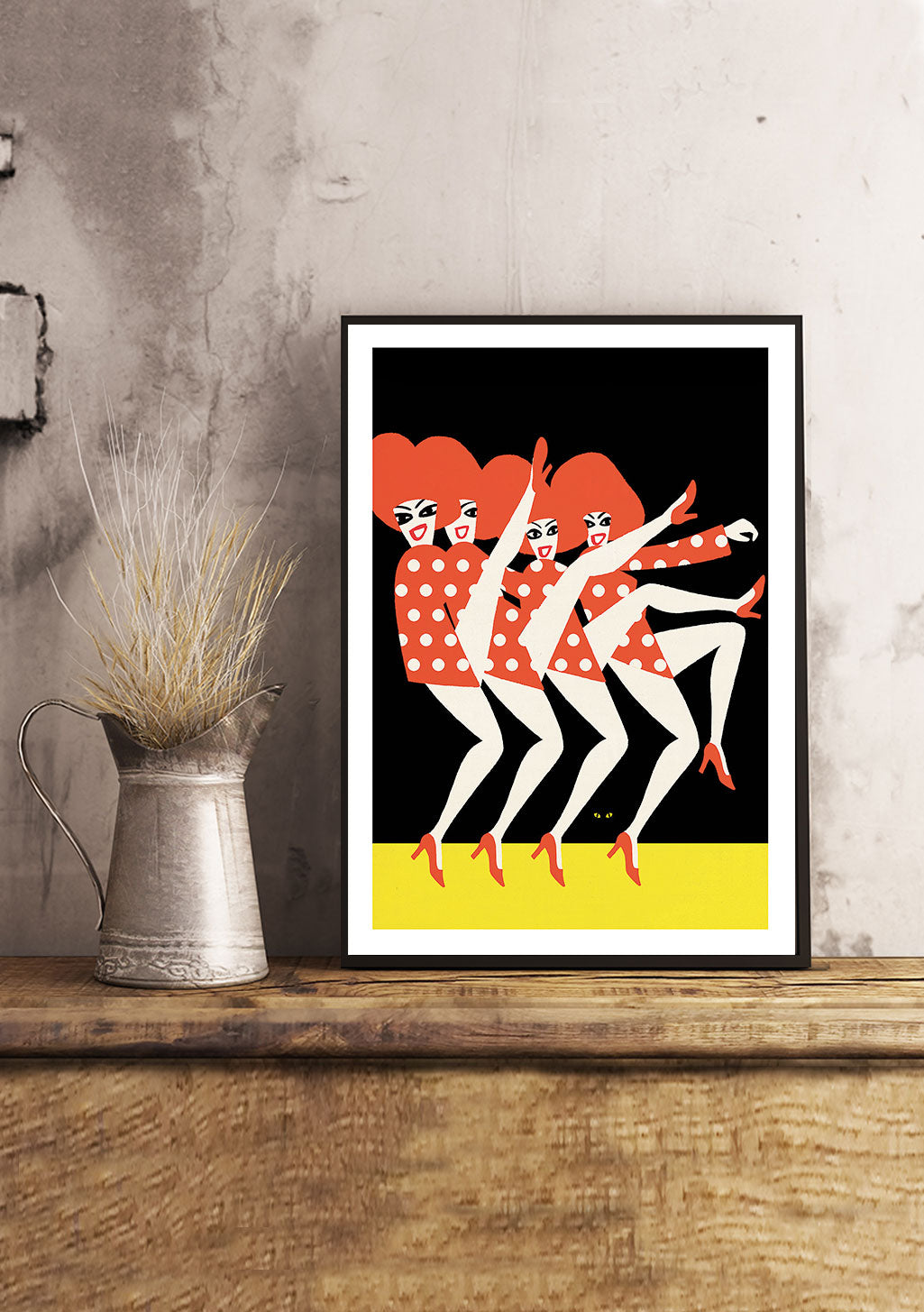 Femmes dansantes stylisées, robes à pois rouges, cheveux orange, fond noir et jaune