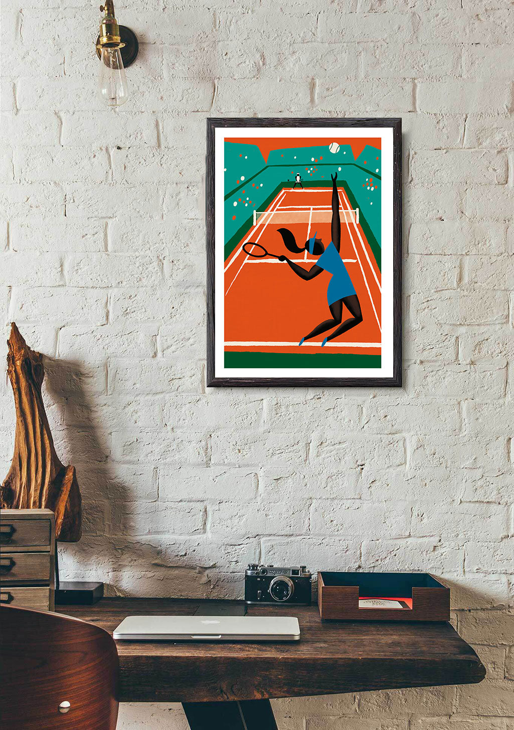 Tennis joueur sautant, raquette, terrain orange, mur blanc