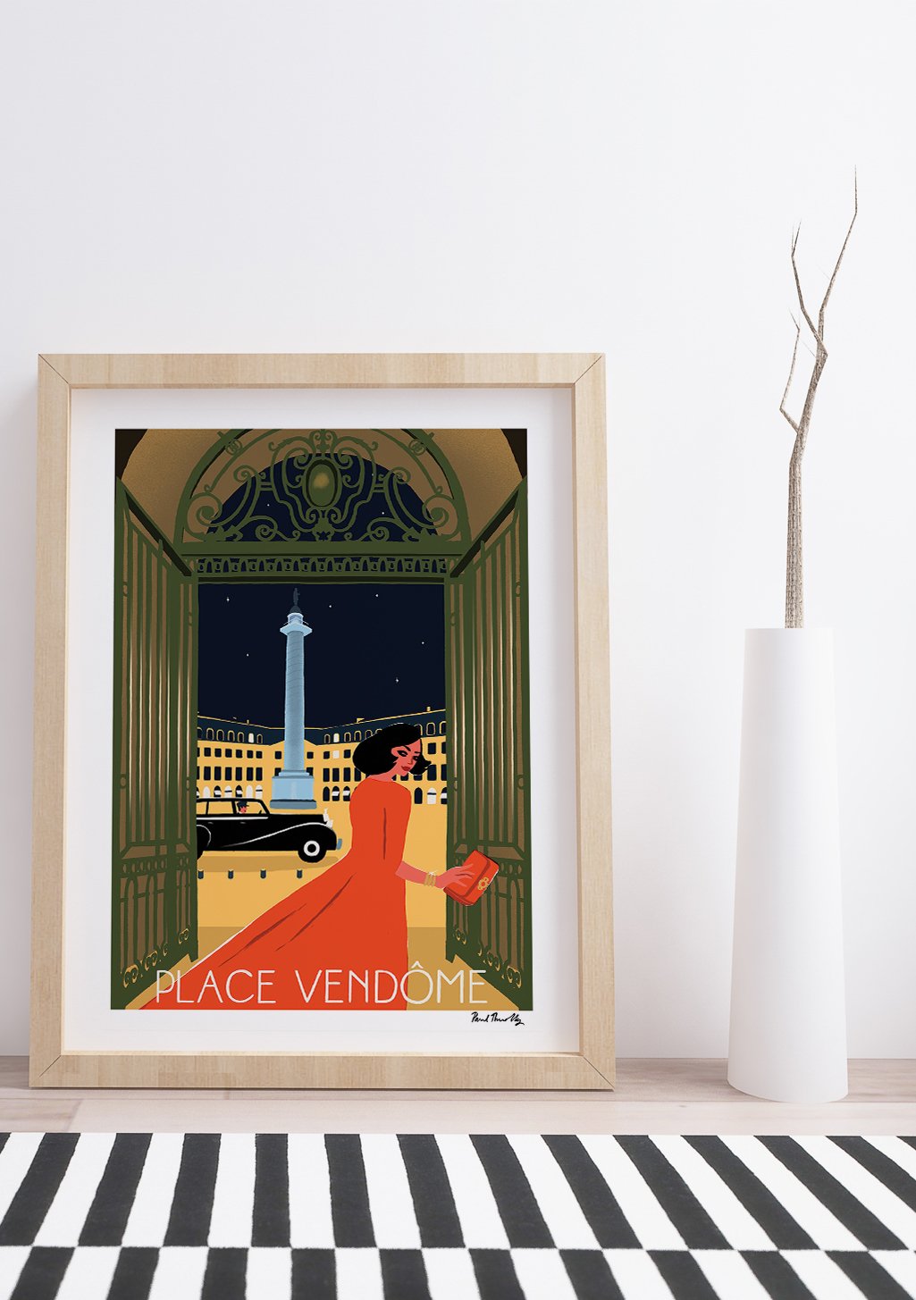 Femme en robe rouge, Place Vendôme, Paris, voiture vintage, monument, cadre doré