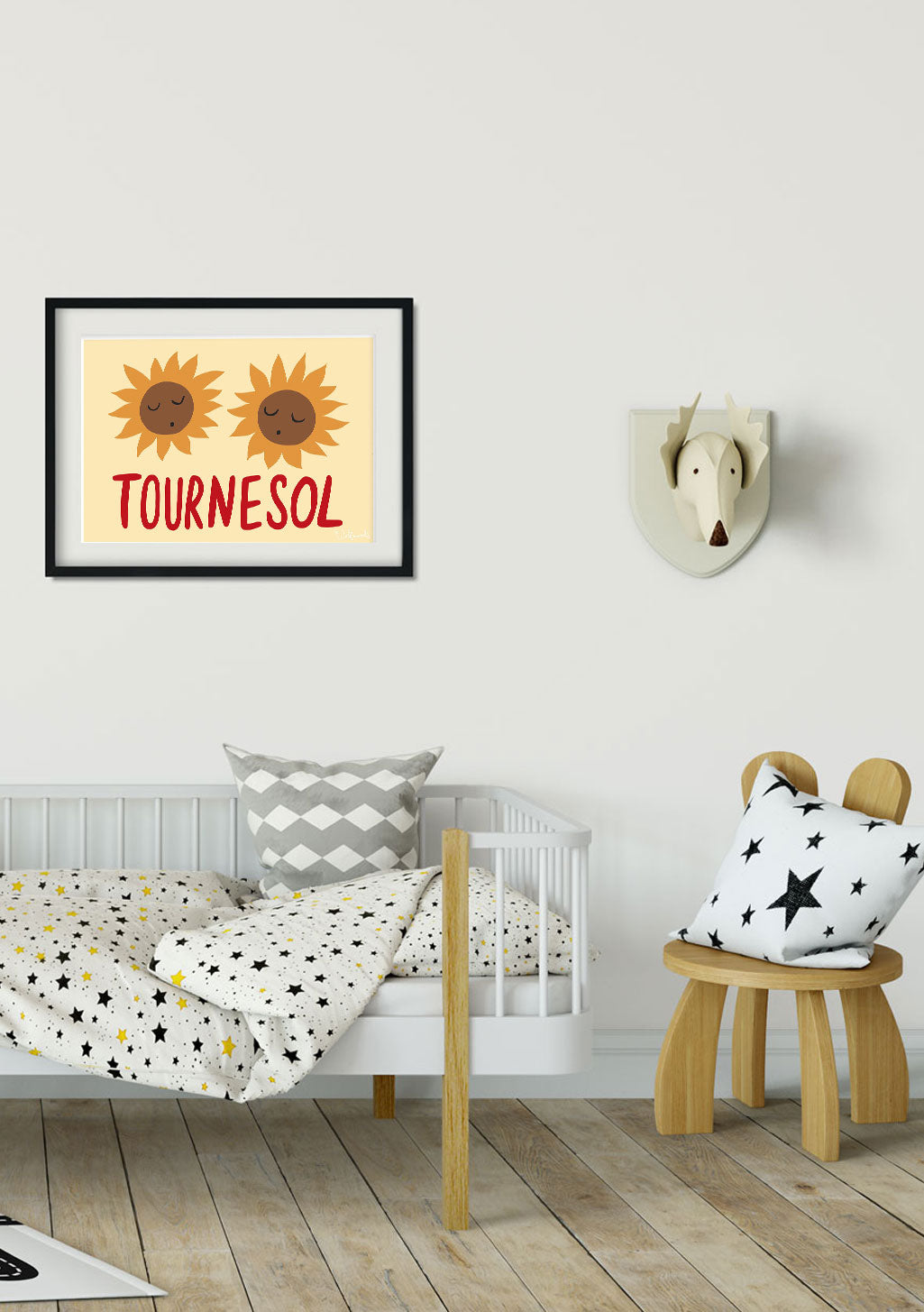 Poster jaune avec deux soleils et texte "TOURNESOL"