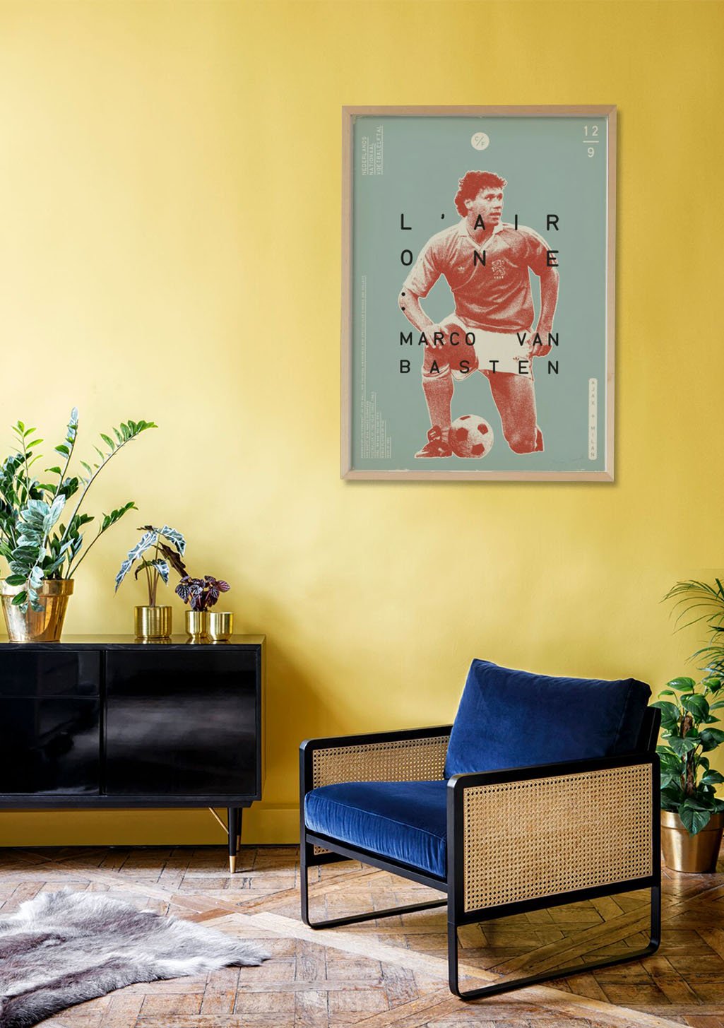 Poster de football, joueur, maillot rouge, texte blanc, fond vert, encadré