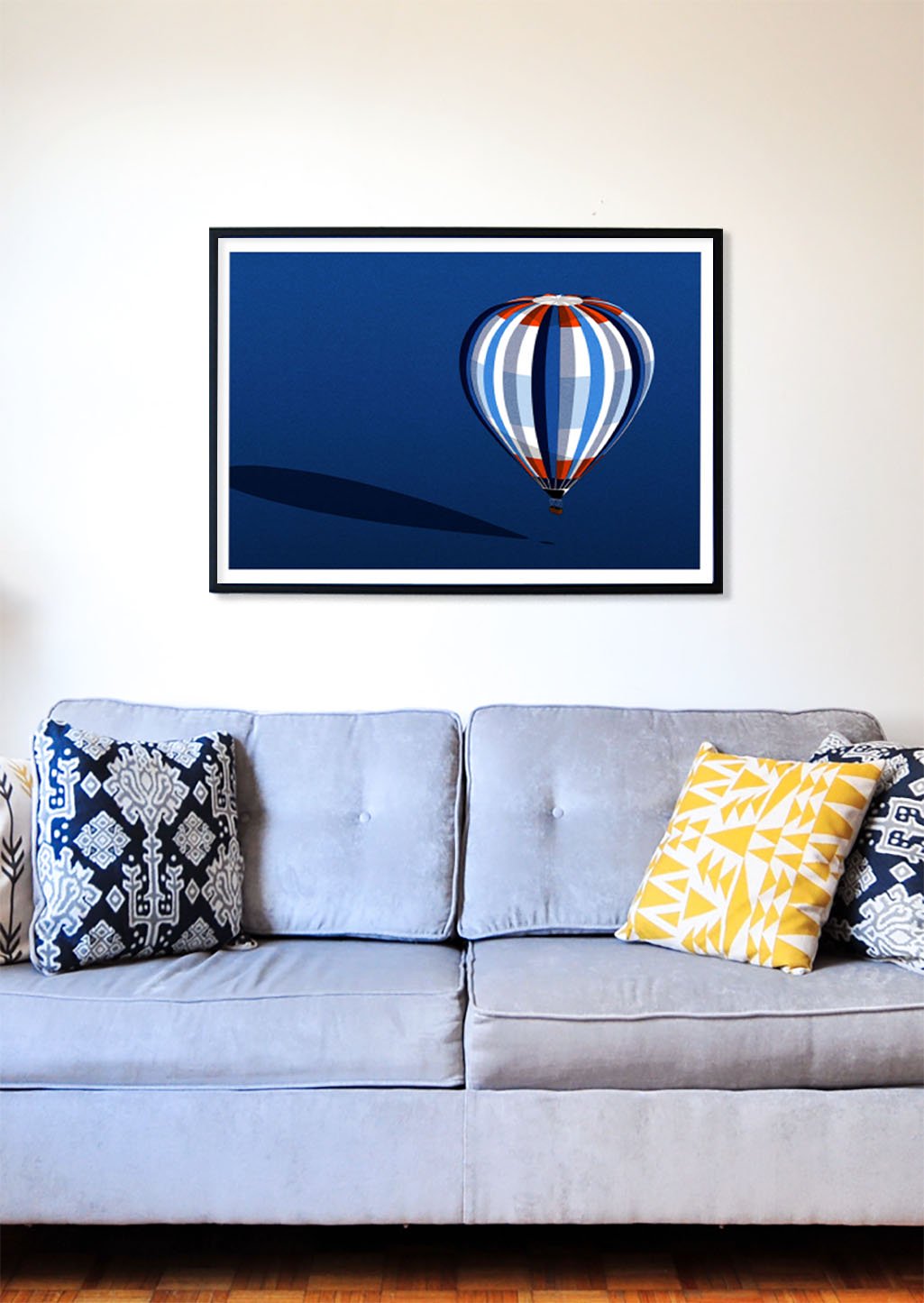 Ballon dirigeable dans le ciel bleu