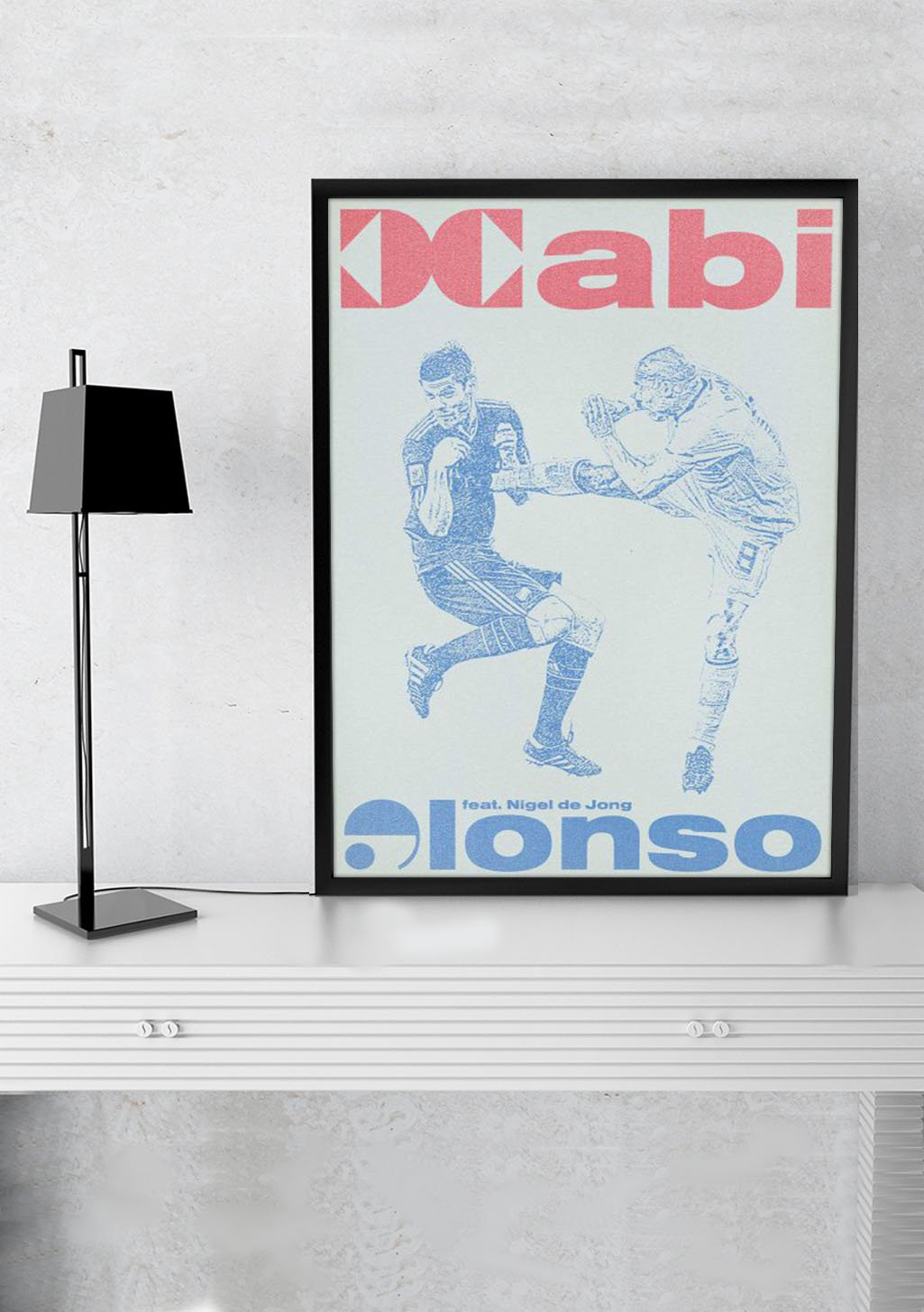 Poster de football, deux joueurs, texte rouge et bleu, lampe noire, cadre noir