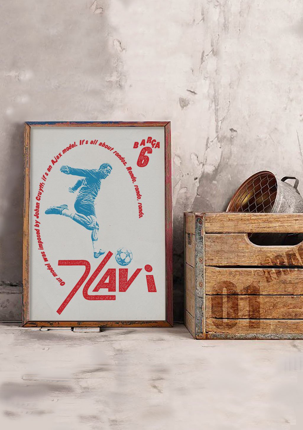 Poster de football, joueur sautant, texte rouge et bleu, cadre en bois