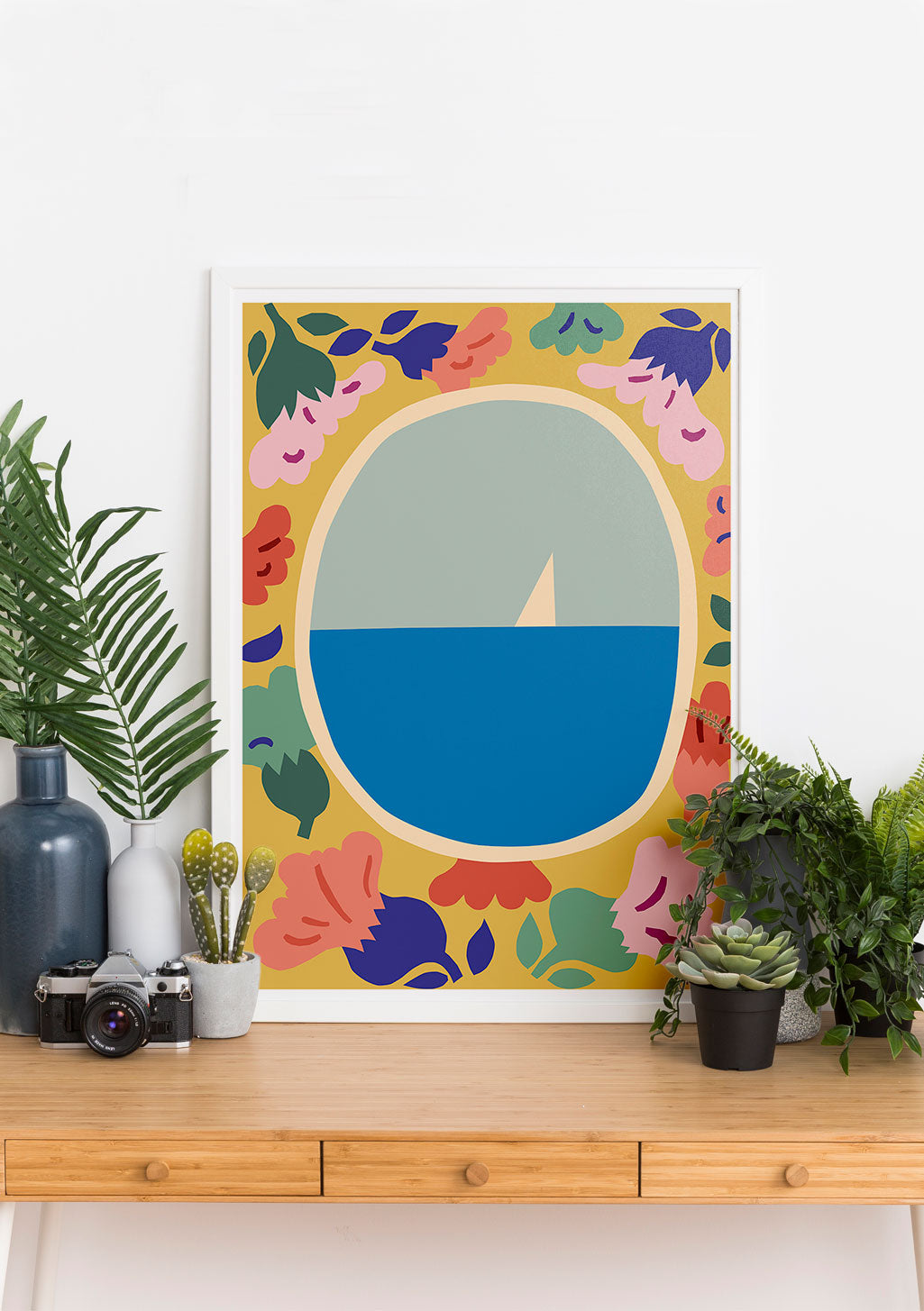 Poster jaune avec bateau bleu et fleurs colorées