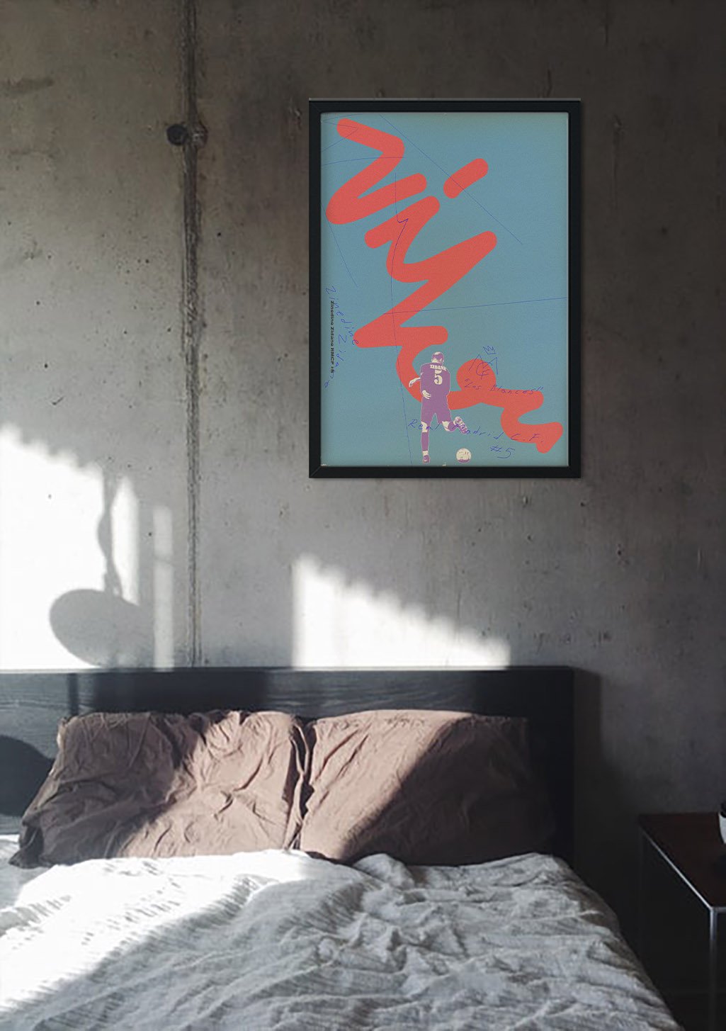 Poster rouge et bleu abstrait au-dessus du lit