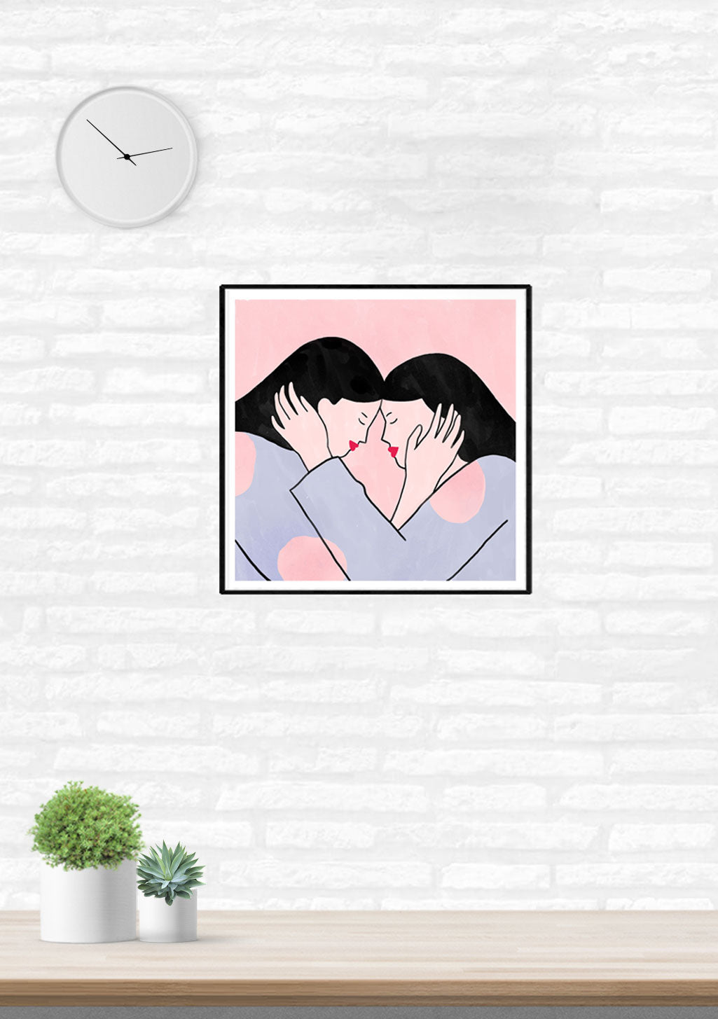 Couple enlacé, mains entrelacées, fond rose et bleu