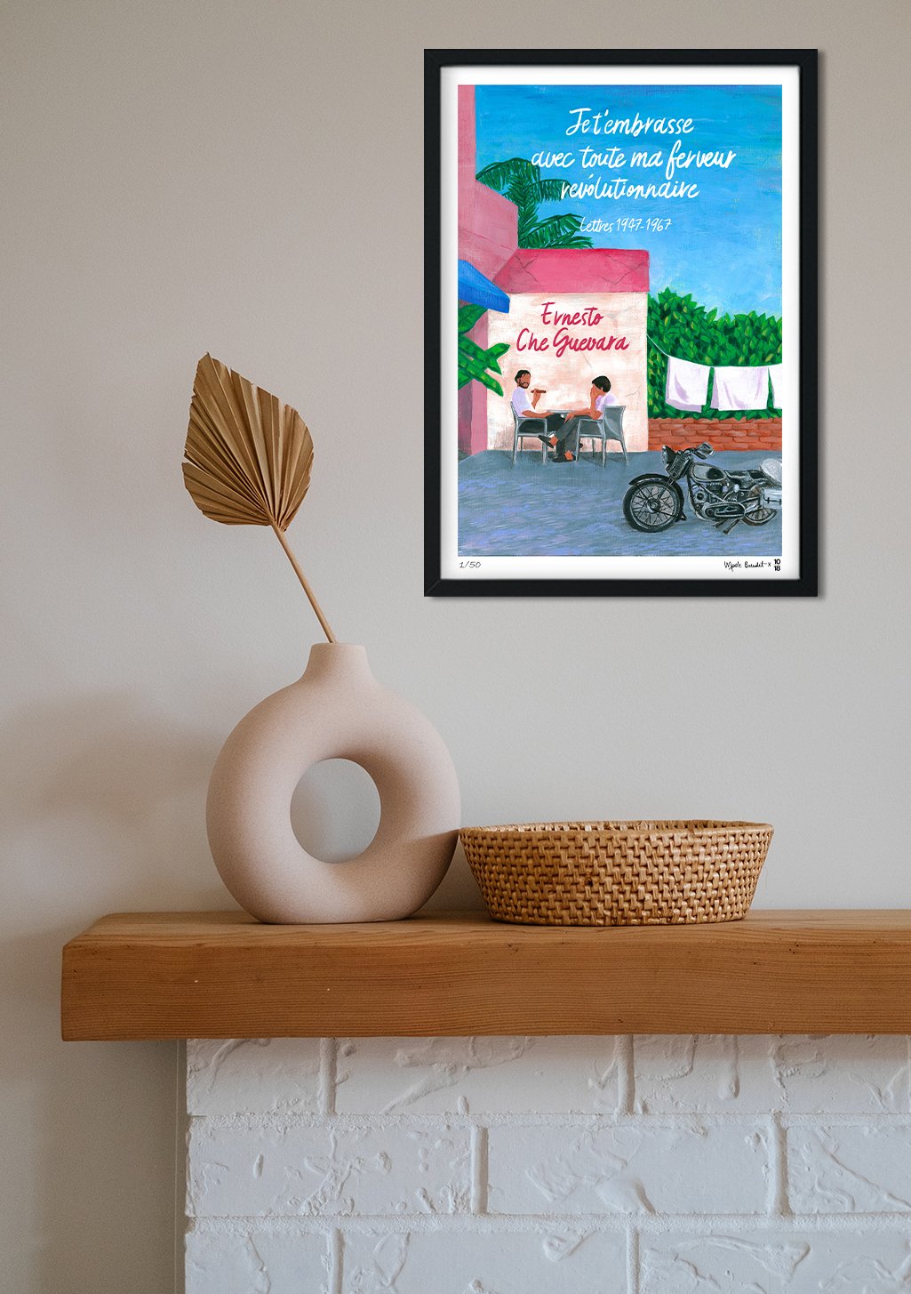 Poster avec texte français, maison rose, moto, personnes assises