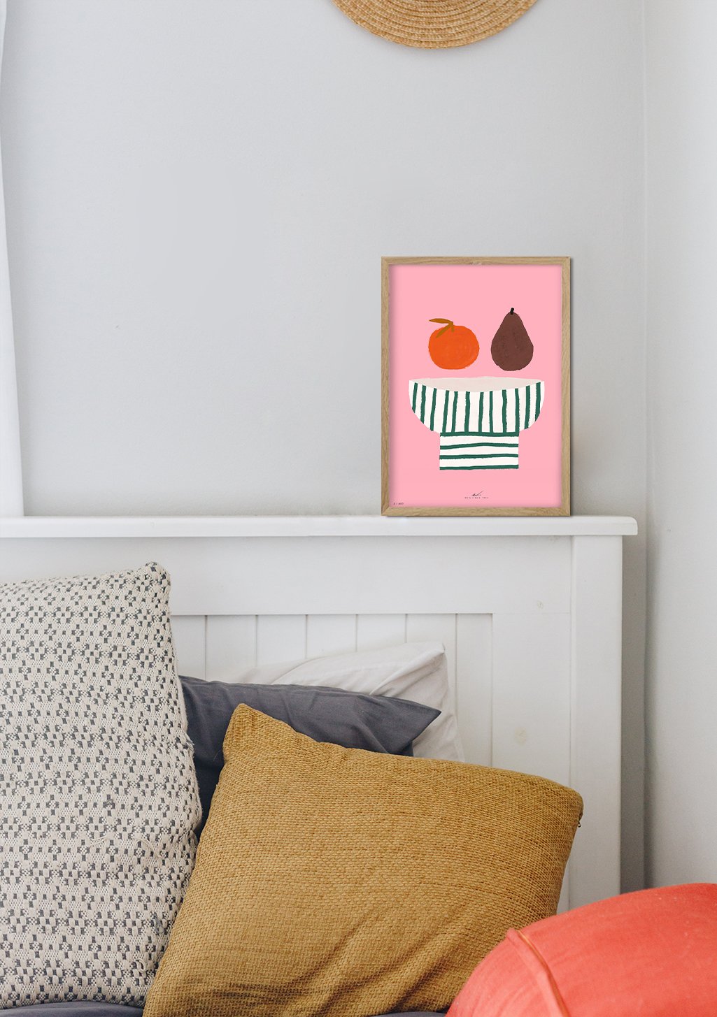 Poster rose avec fruits stylisés et motif rayé