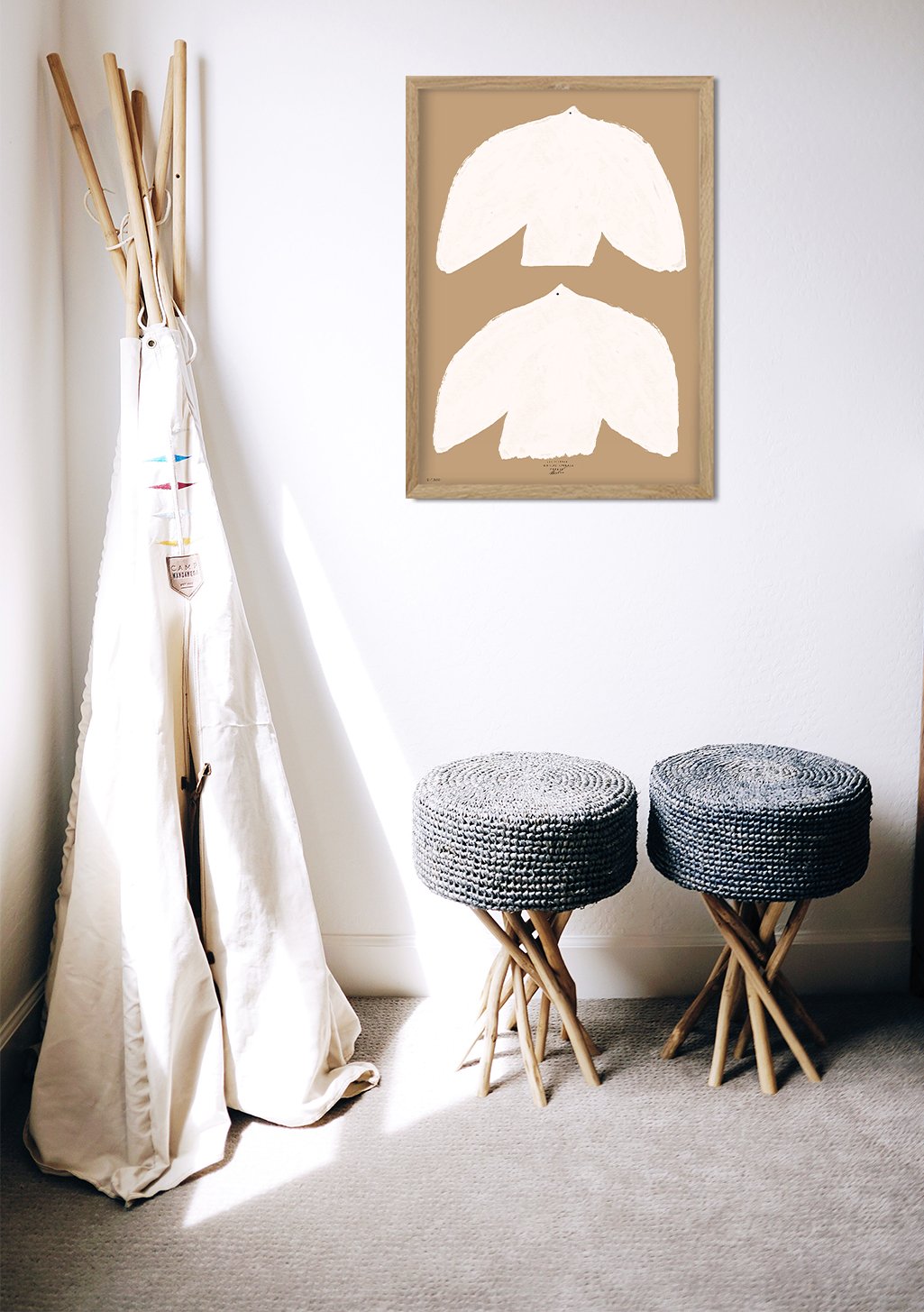 Poster abstrait avec formes blanches sur fond beige