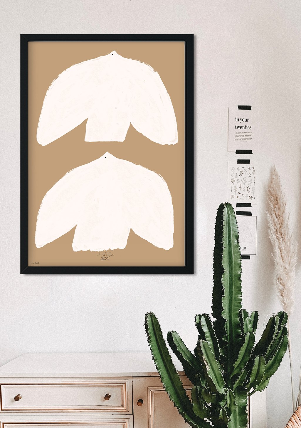 Art abstrait, formes blanches, fond beige, cadre noir