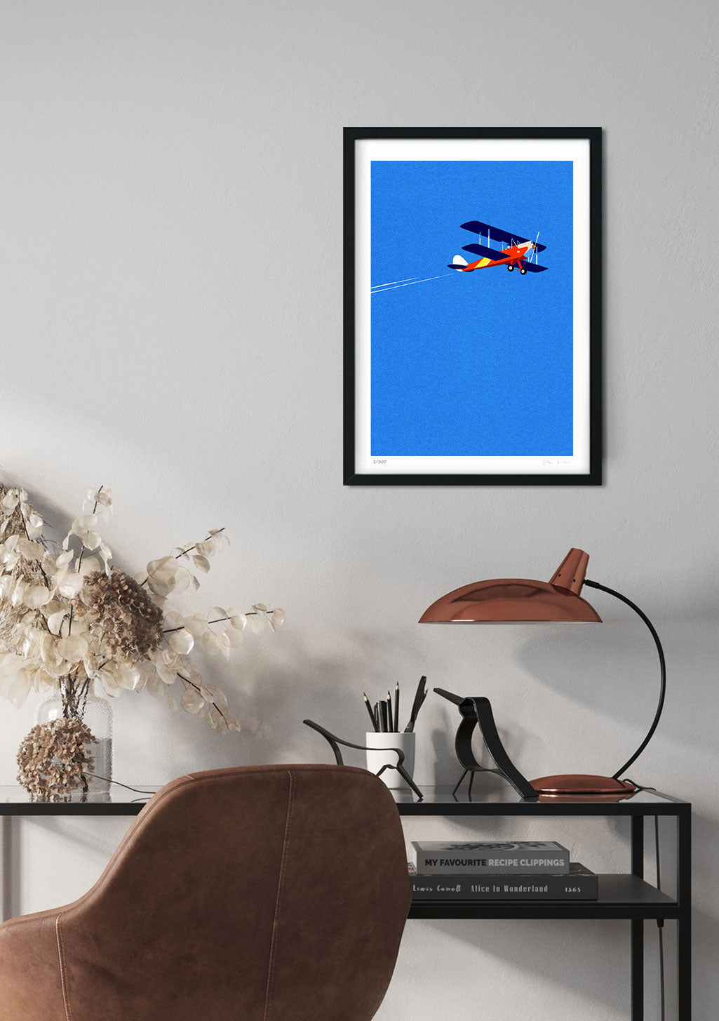 Avion biplan volant dans le ciel bleu