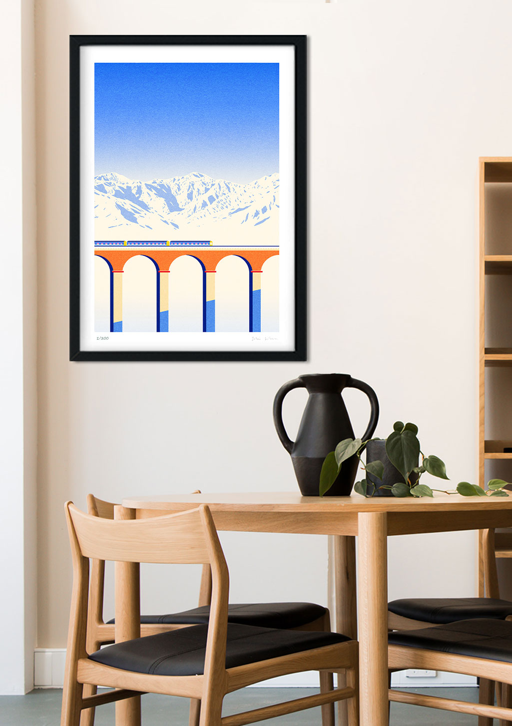 Train traversant un viaduc, montagnes enneigées, ciel bleu