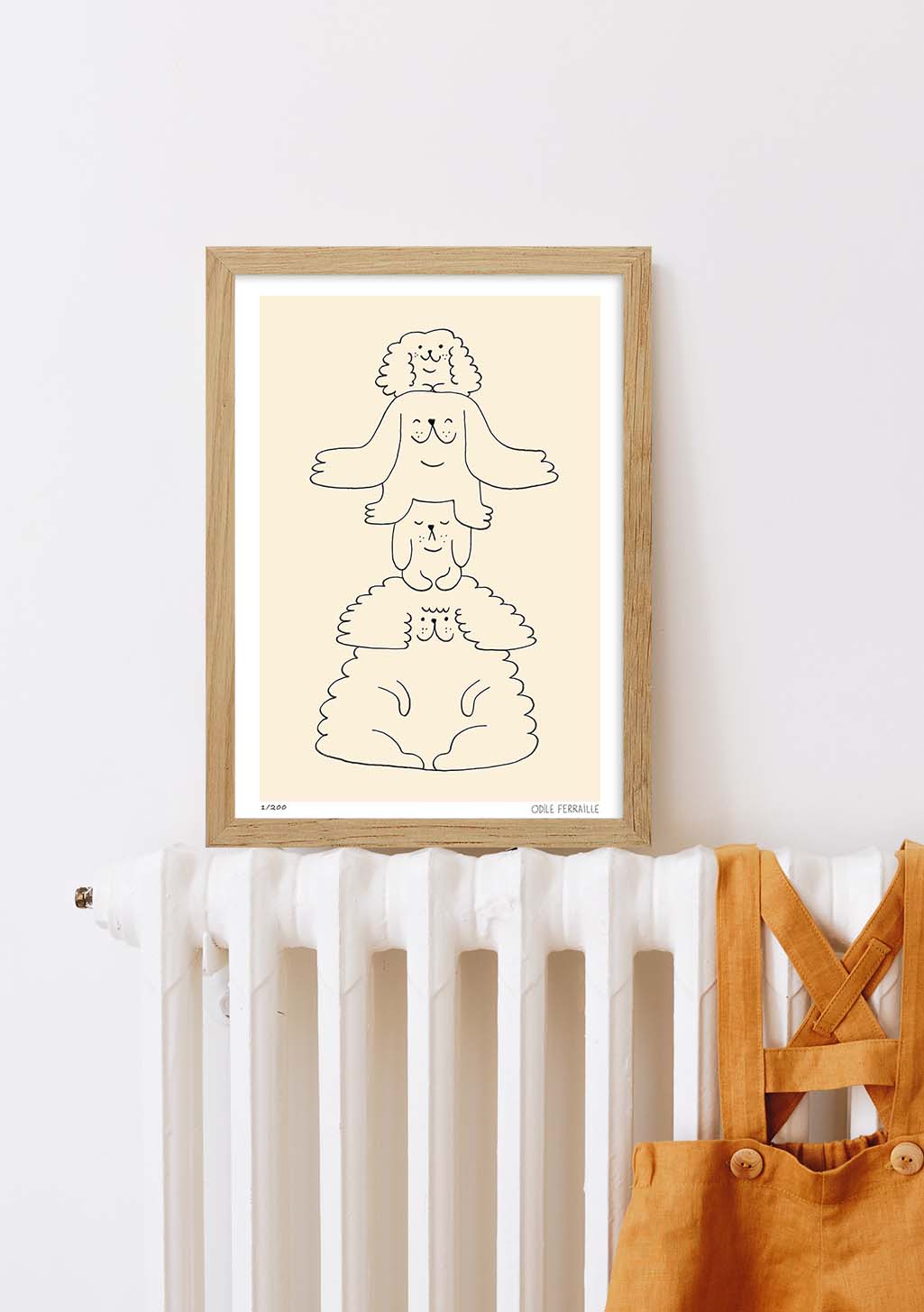 Chien empilé, dessin humoristique, cadre en bois, mur blanc