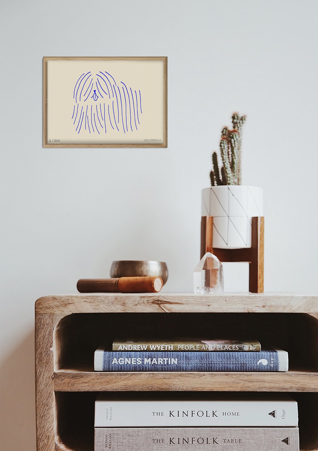 Art abstrait, lignes bleues, cadre doré, mur blanc