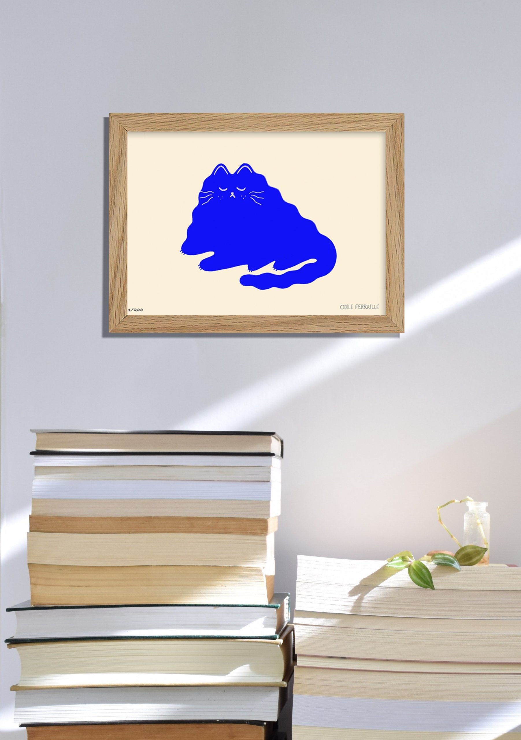 Chat bleu stylisé, yeux fermés, cadre en bois