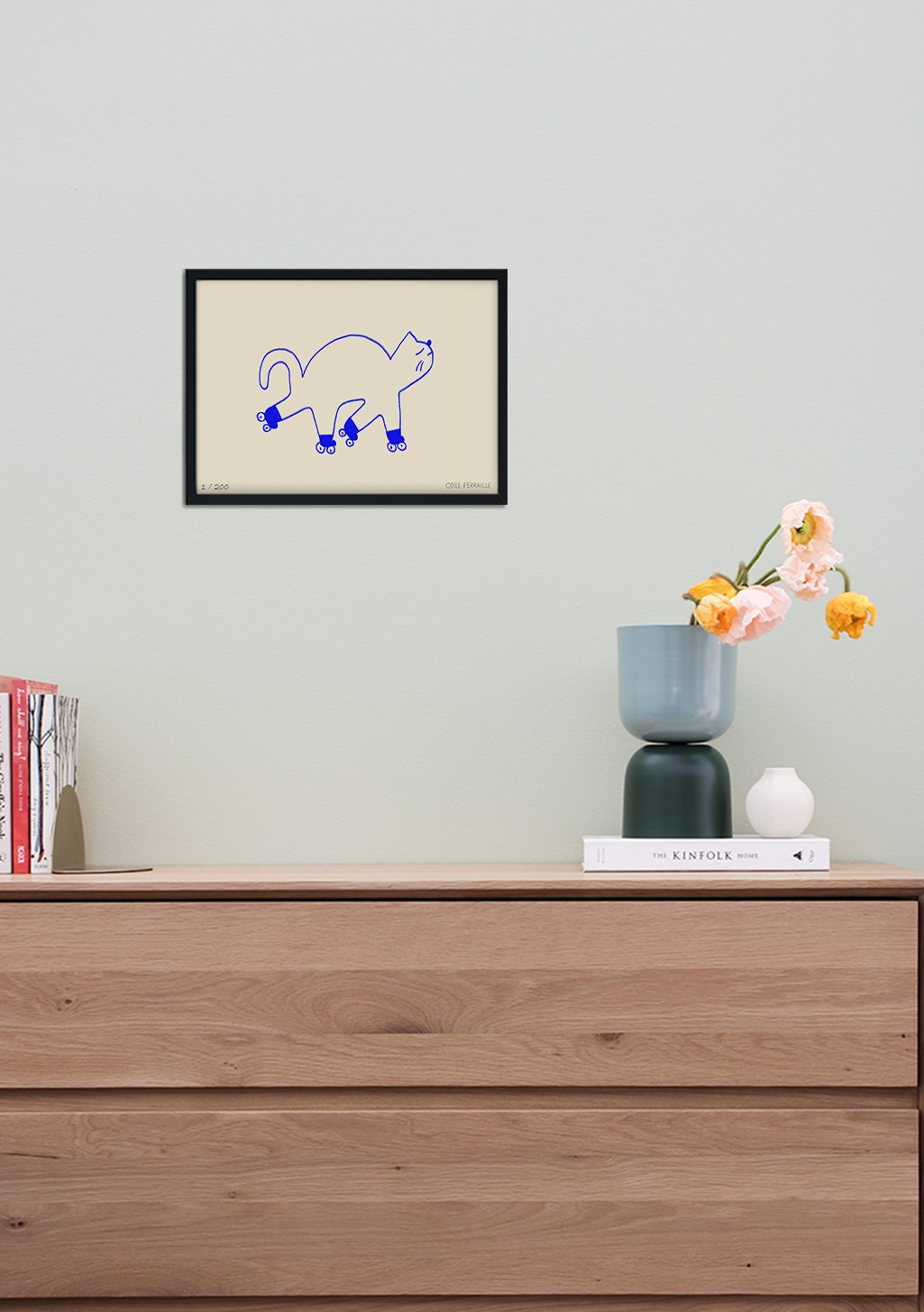 Poster bleu et blanc, dessin minimaliste de chat, cadre noir
