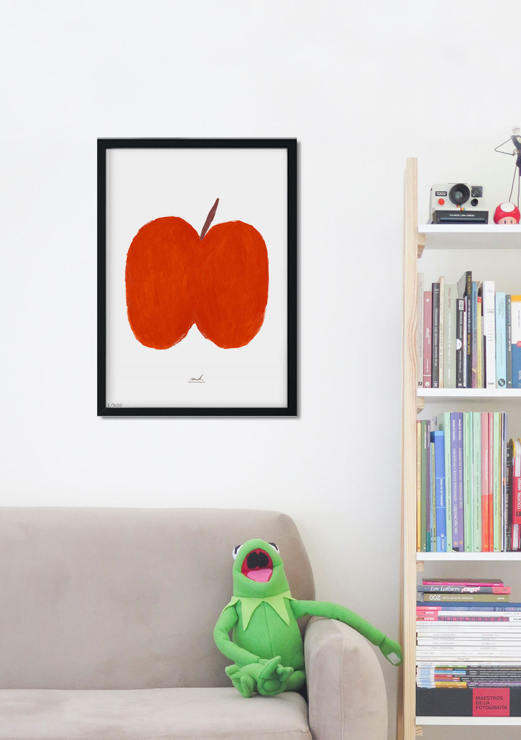 Pomme rouge stylisée sur fond blanc