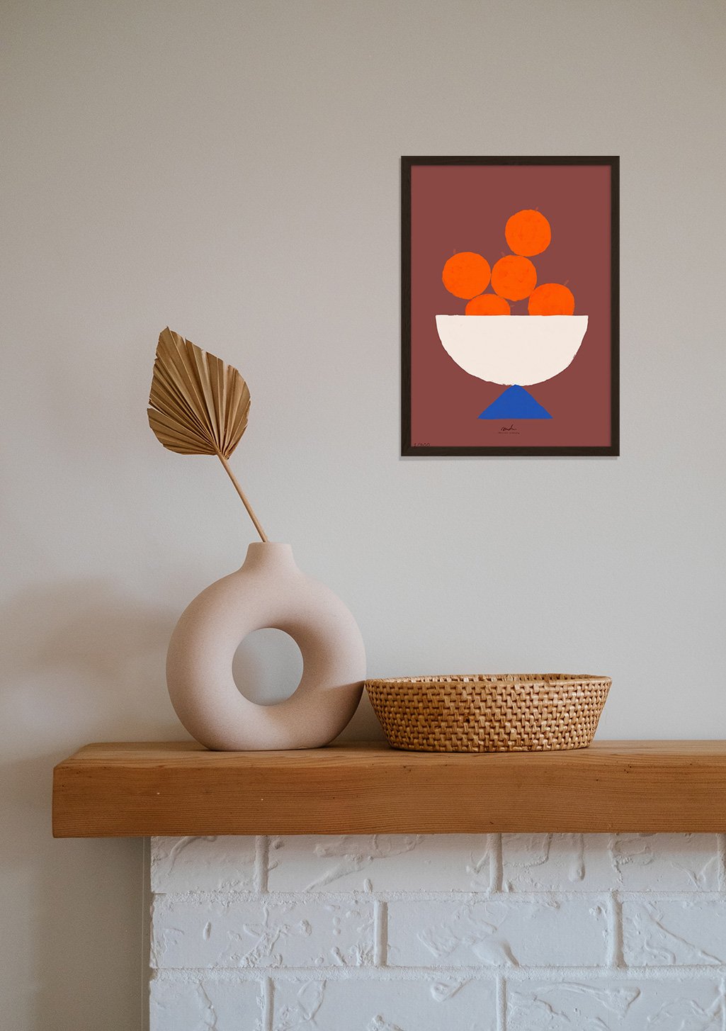 Boules orange dans bol, fond rouge