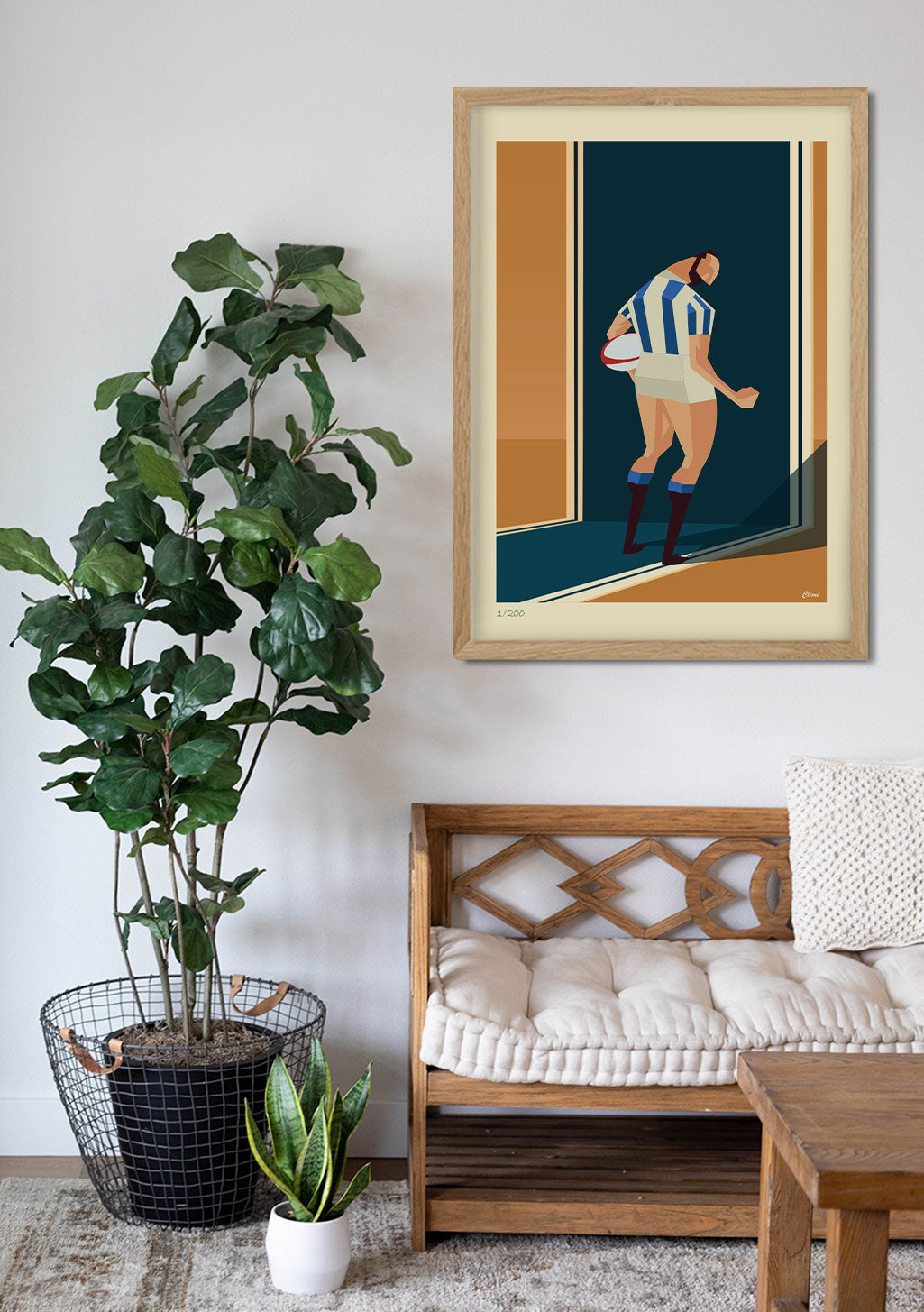 Poster de football, joueur marchant, cadre en bois, mur beige