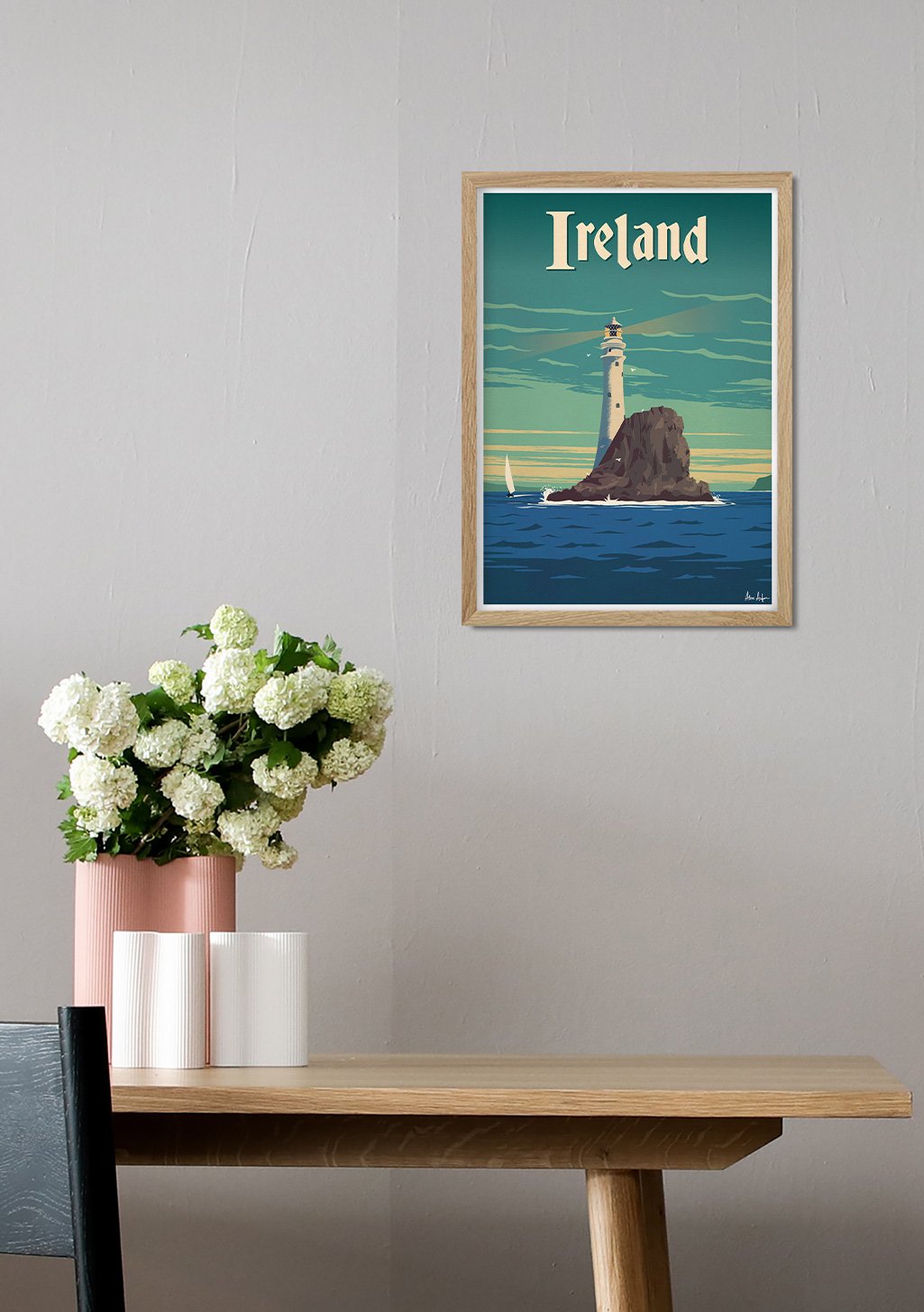 Poster de phare en Irlande, scène côtière, bateau, ciel bleu, texte "Irlande"