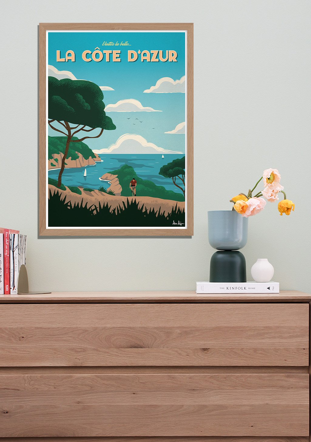 Poster de la Côte d'Azur, plage, bateau, ciel bleu, arbres, texte coloré