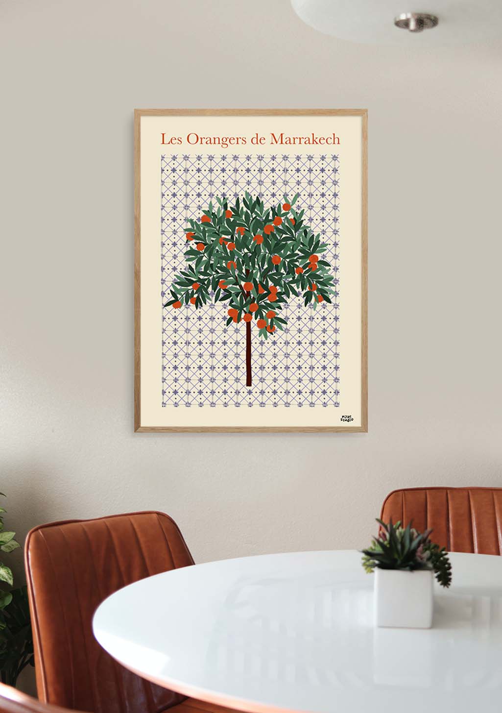 Arbre d'orange marocaine, motif carrelé, cadre en bois, mur blanc