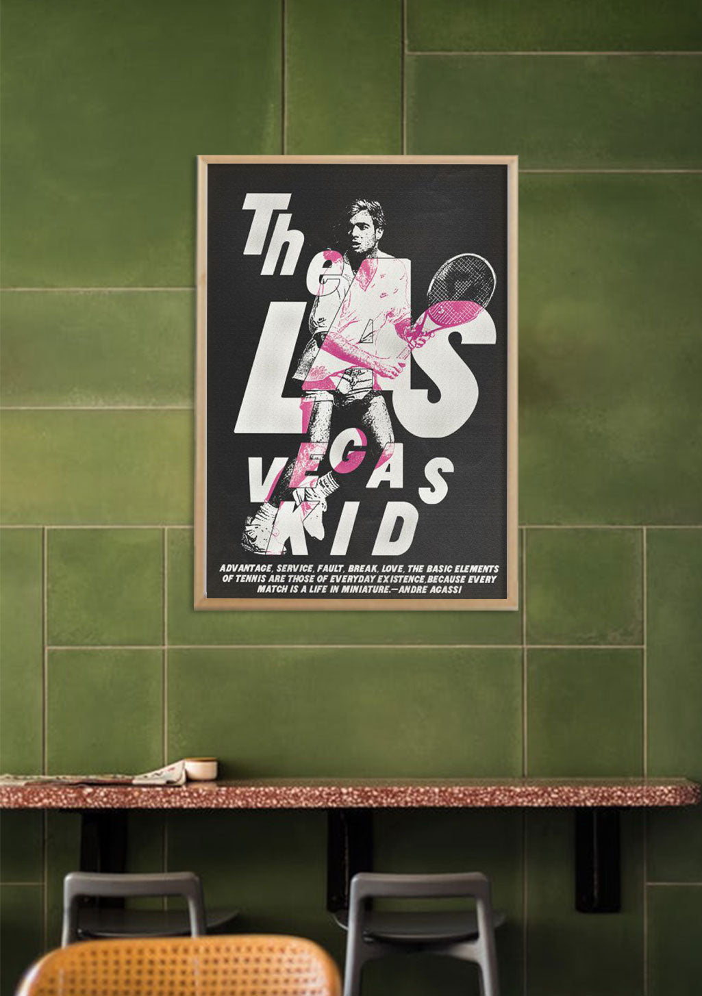 Poster de tennis homme mur vert texte rose