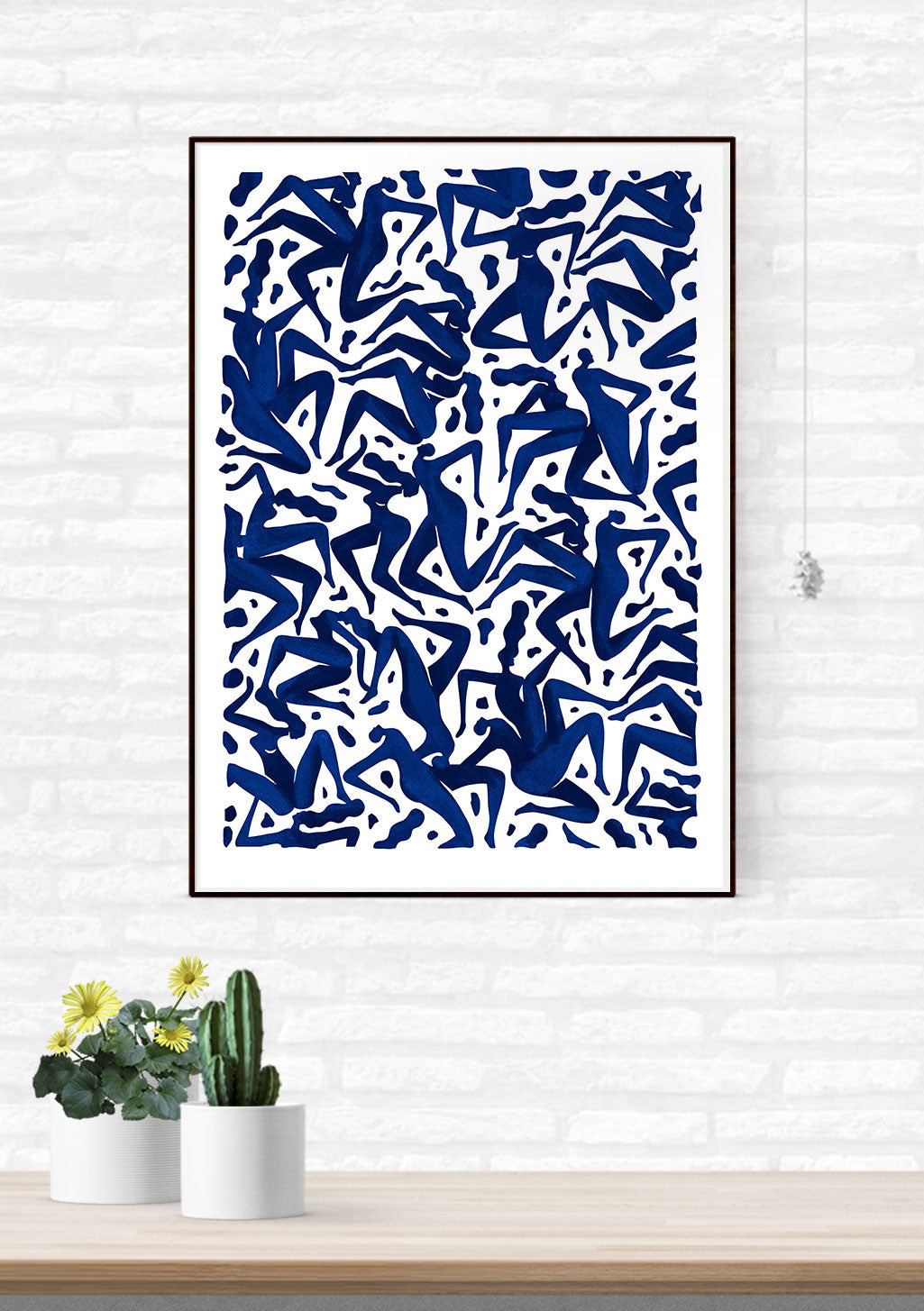 Art abstrait bleu et blanc, motifs organiques, murs blancs, cadre noir