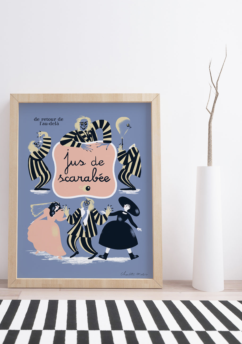 Femmes en robes à rayures, texte français, fond bleu, cadre en bois