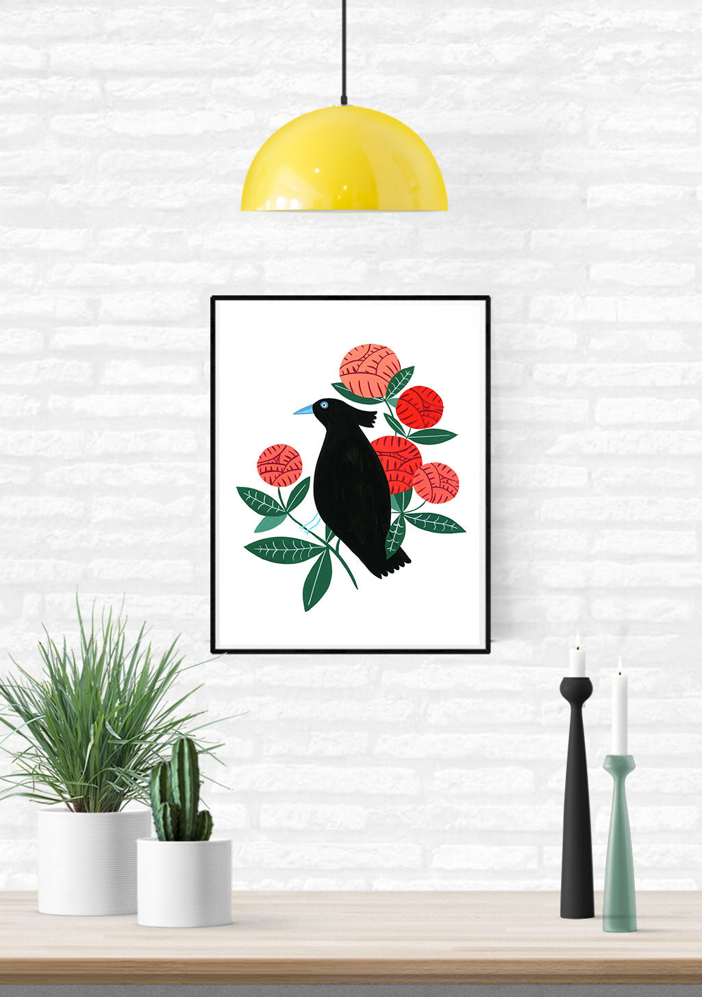 Oiseau noir sur fleurs rouges