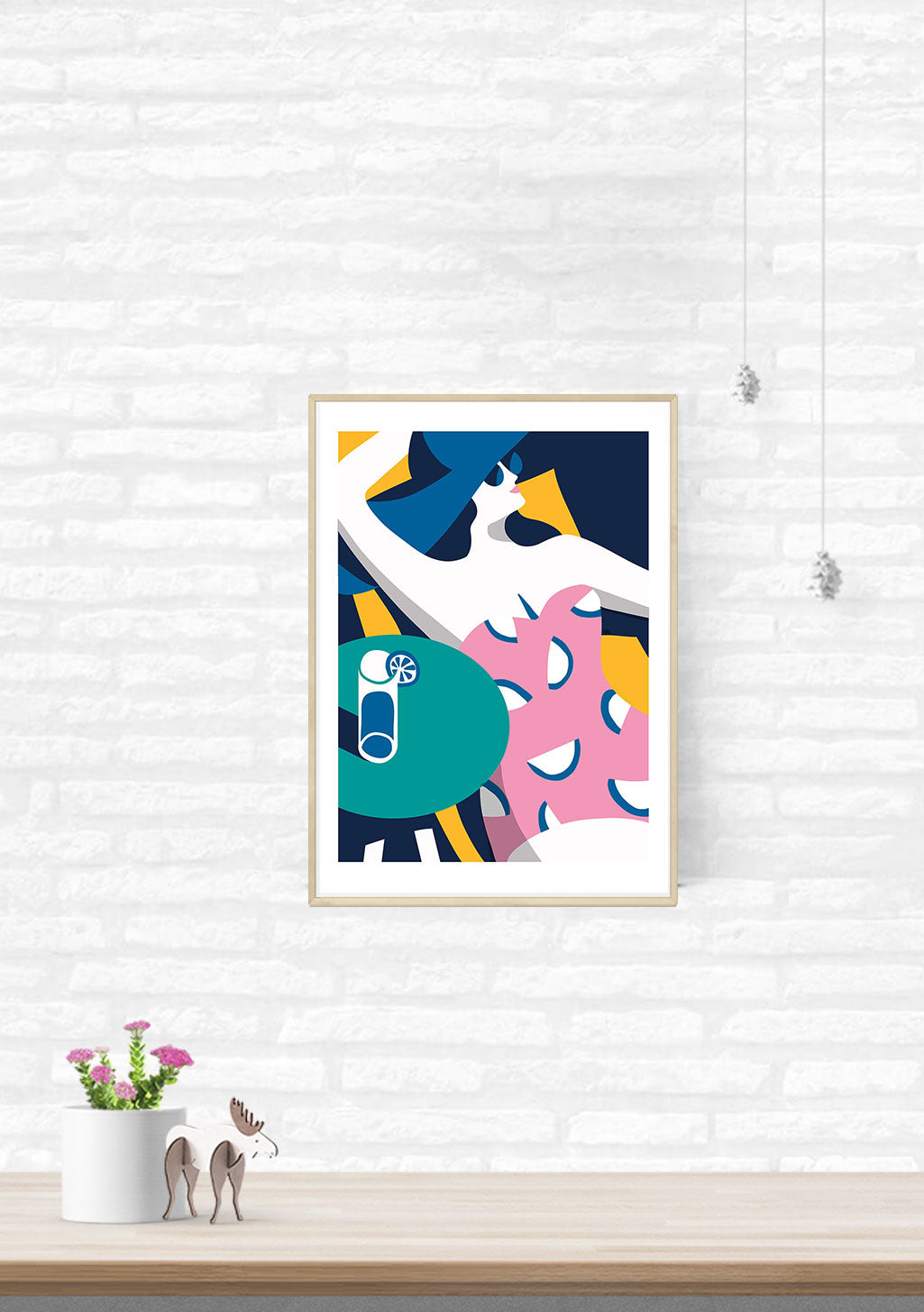 Art abstrait coloré, formes géométriques, teintes vives, murs blancs