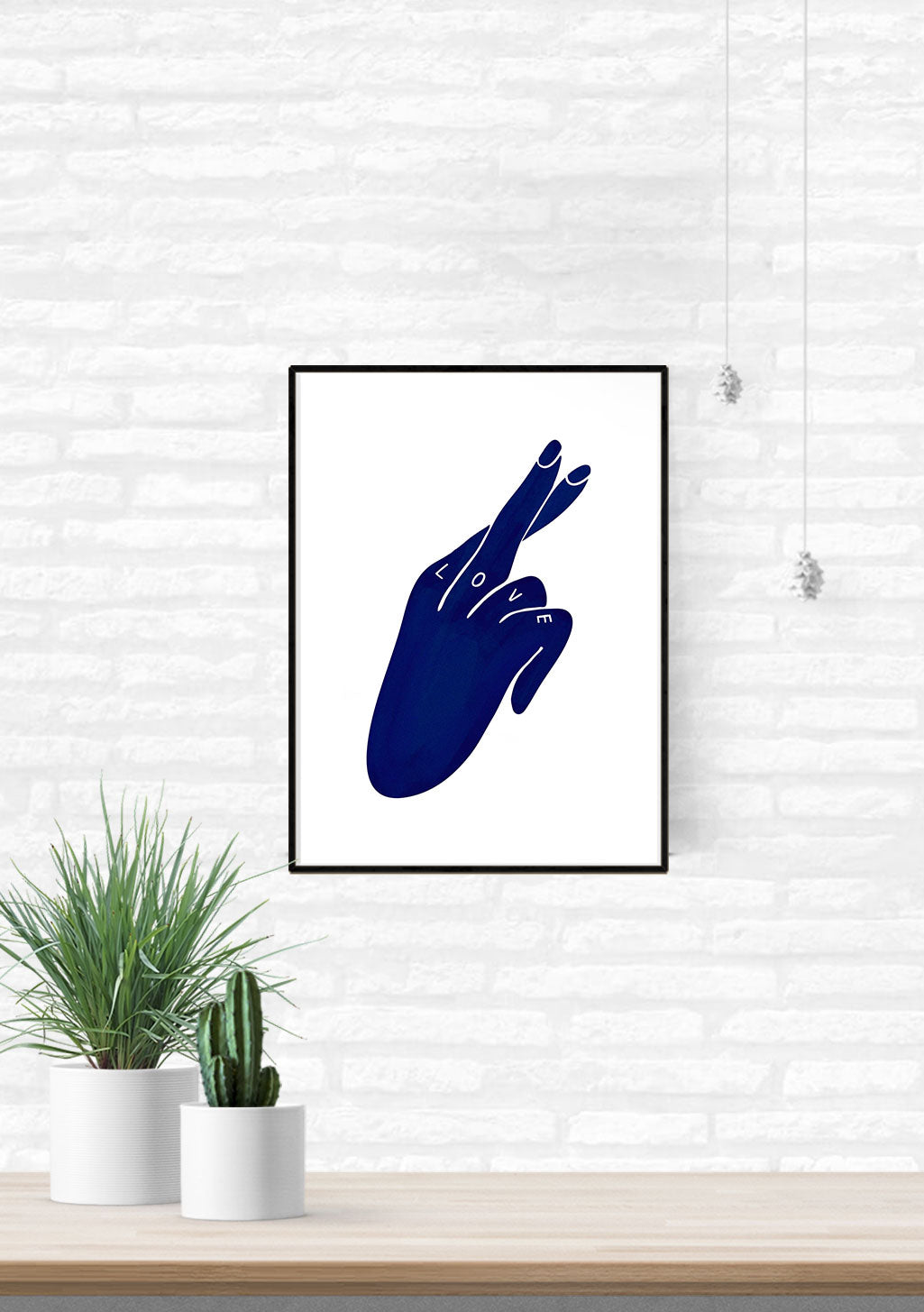 Main bleue avec le mot "LOVE"